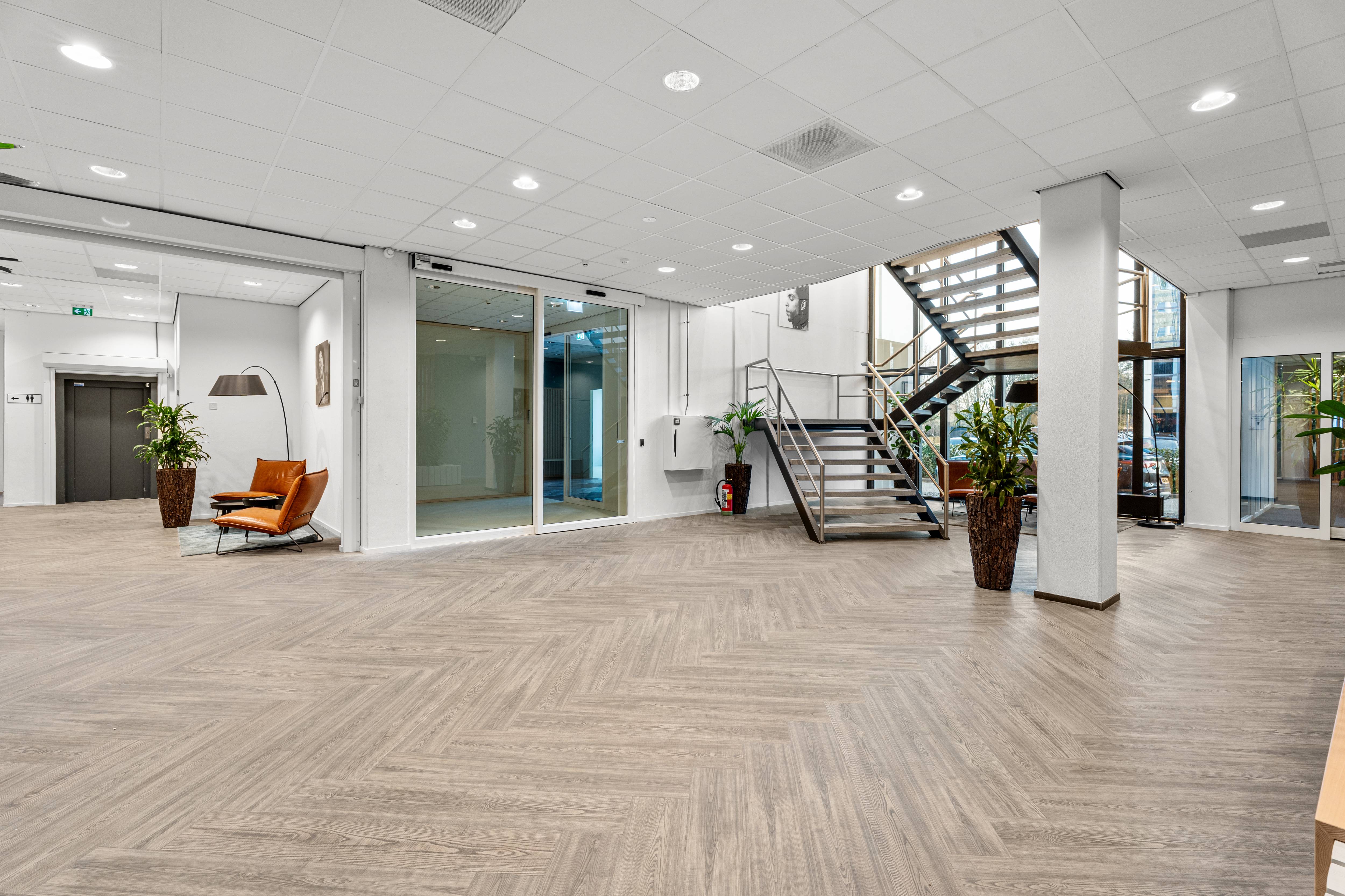 Entreehal met trap kantoorgebouw