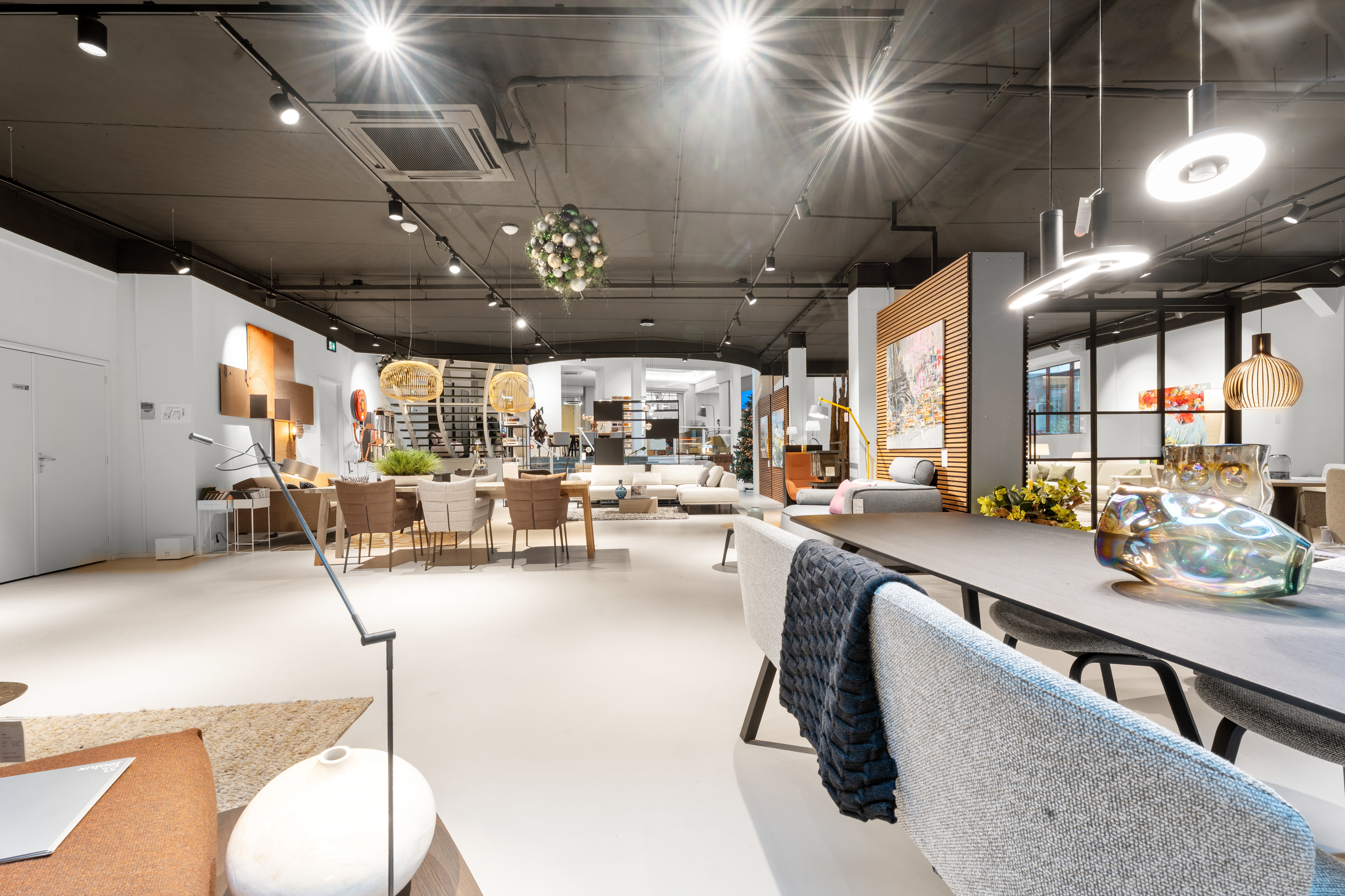 Showroom begane grond met kerstboom