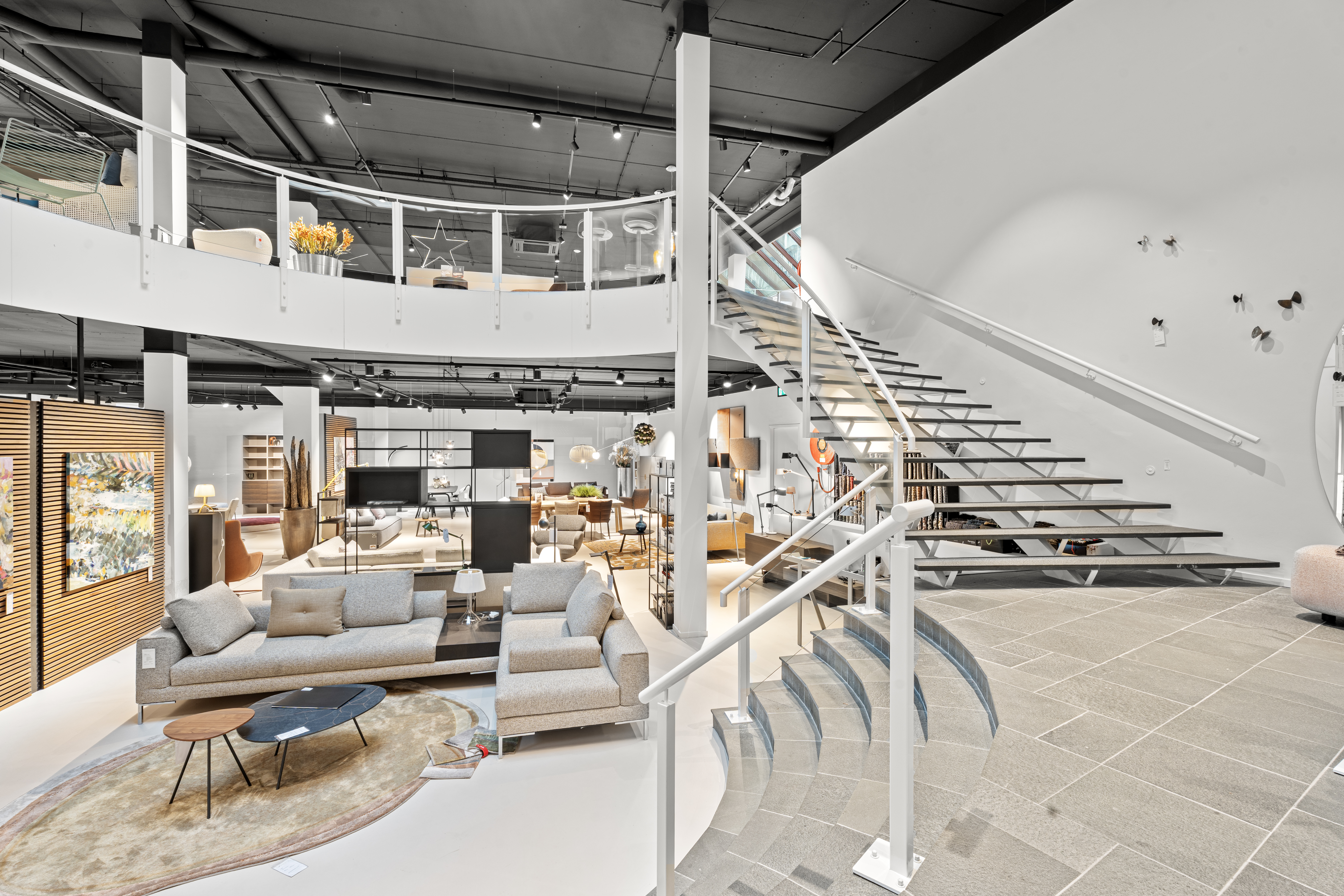 Showroom met trap en vide