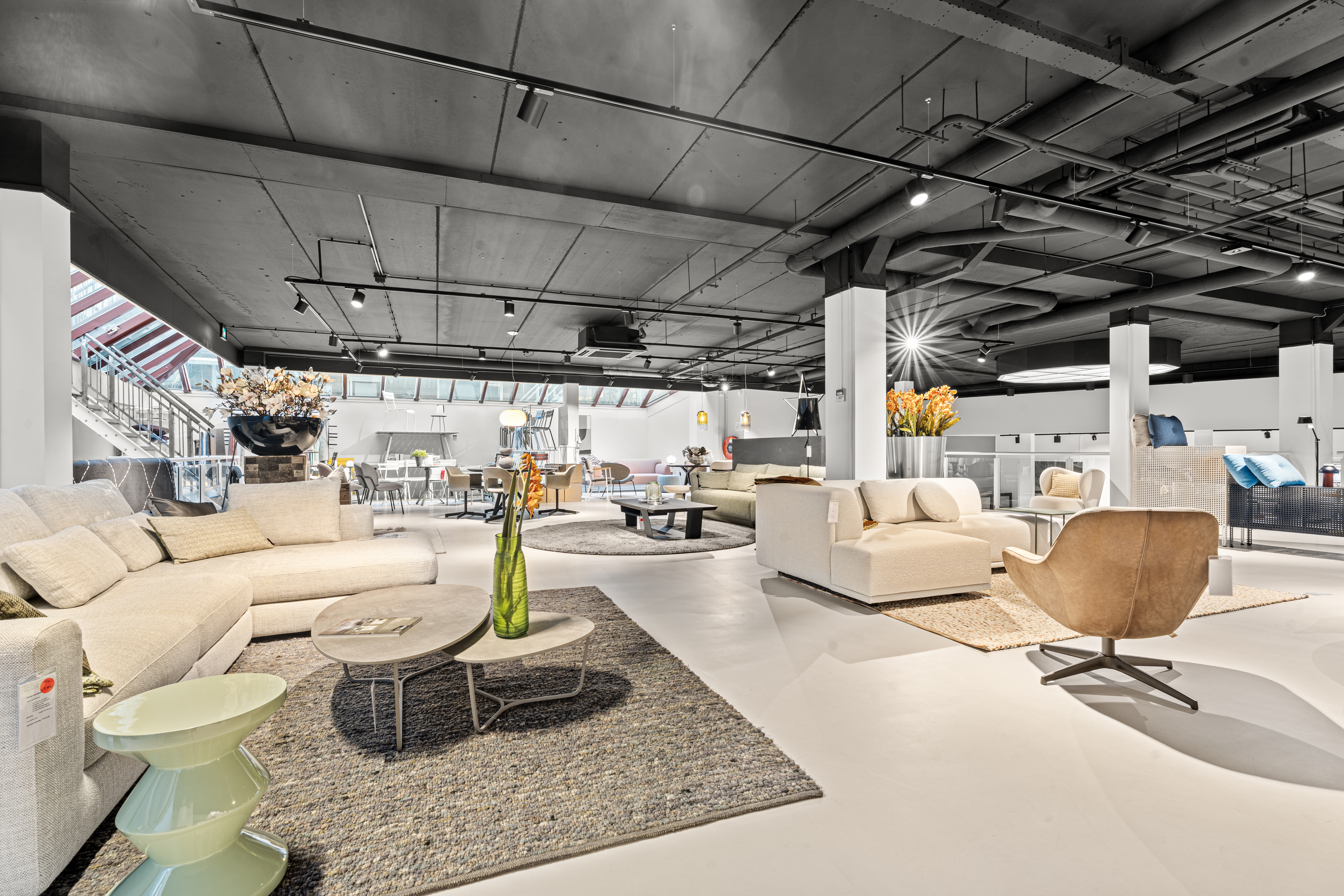 Lounge afdeling met banken en fauteuils