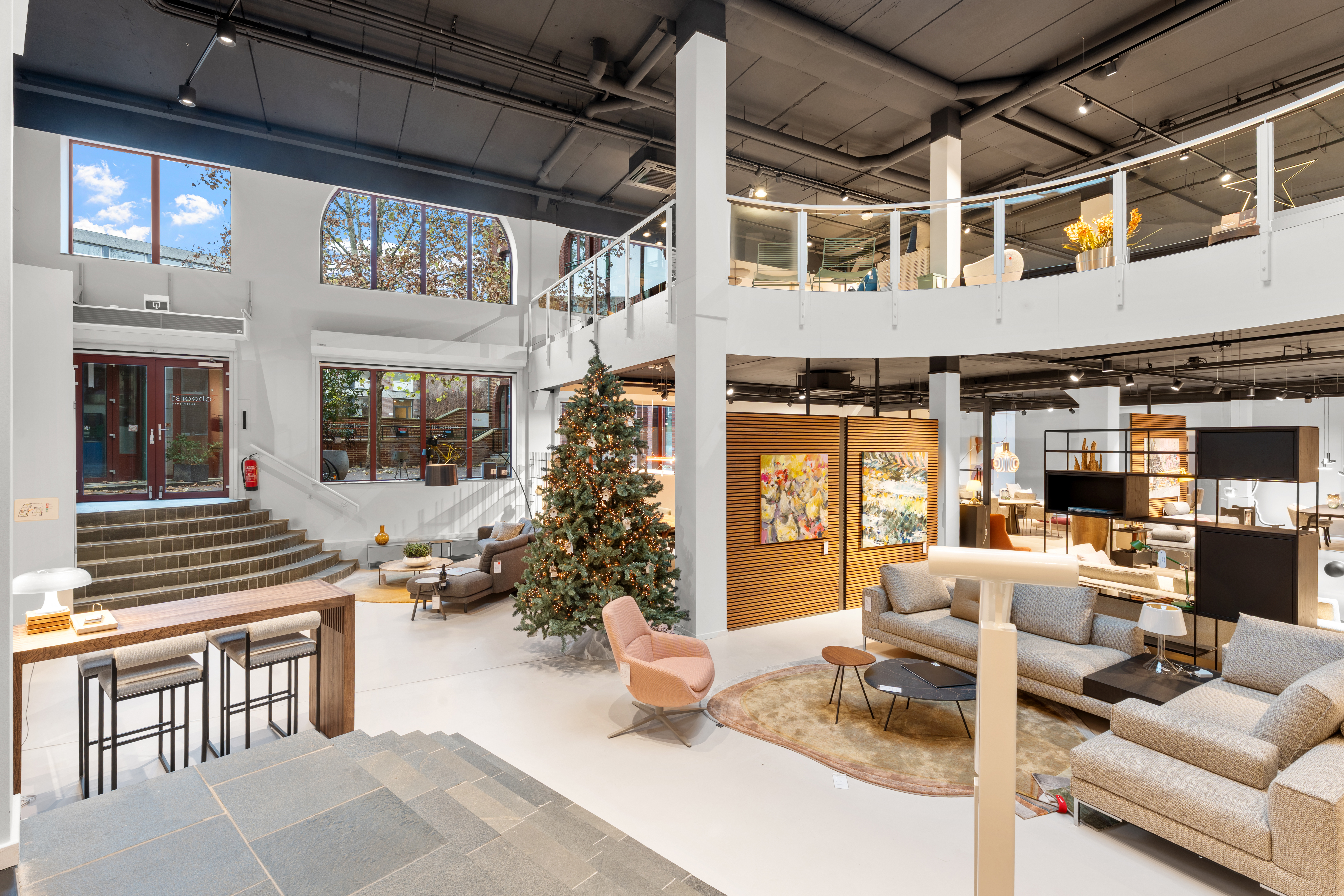 Showroom overzicht met vide en kerstboom