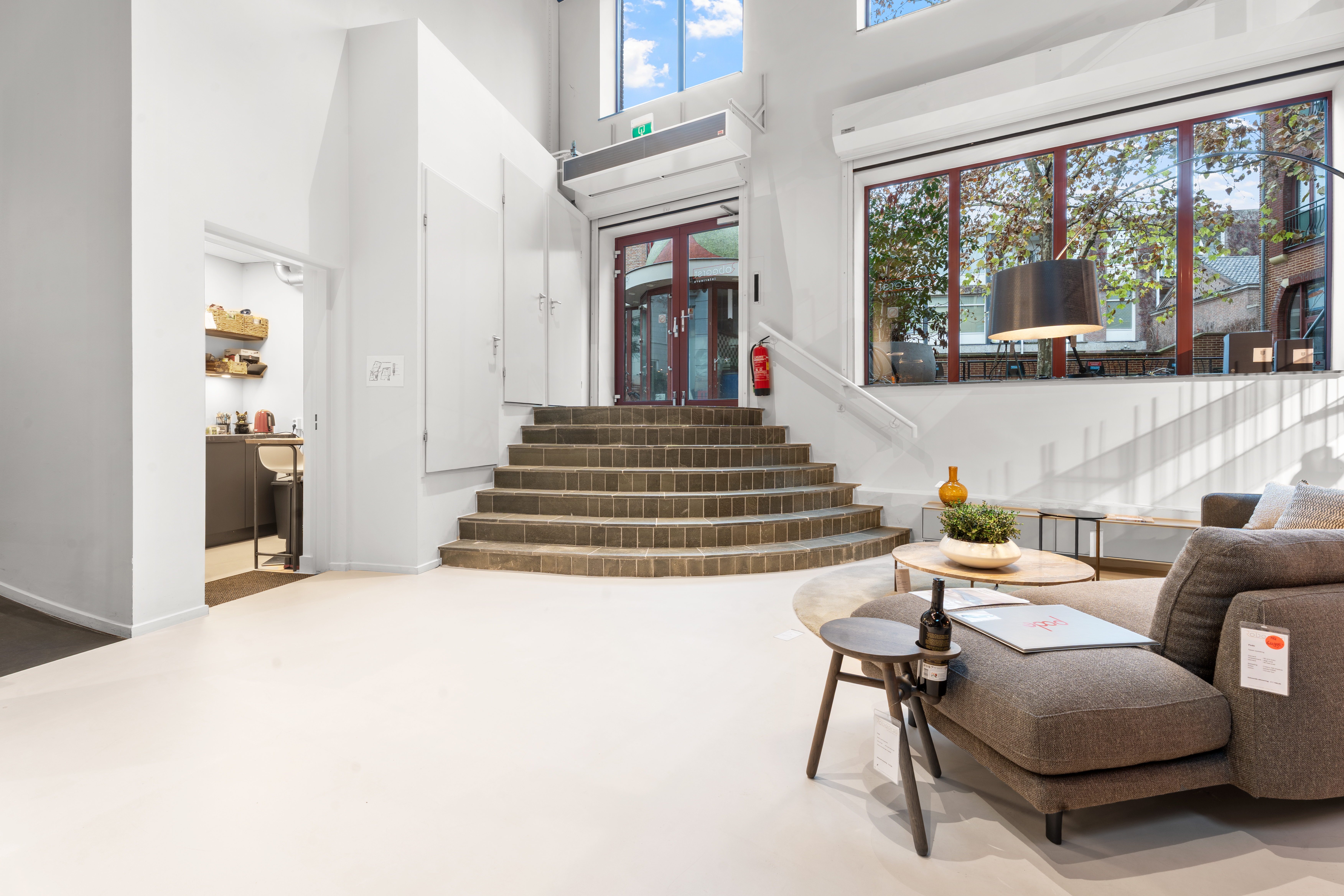 Entree met trap en hoge ramen