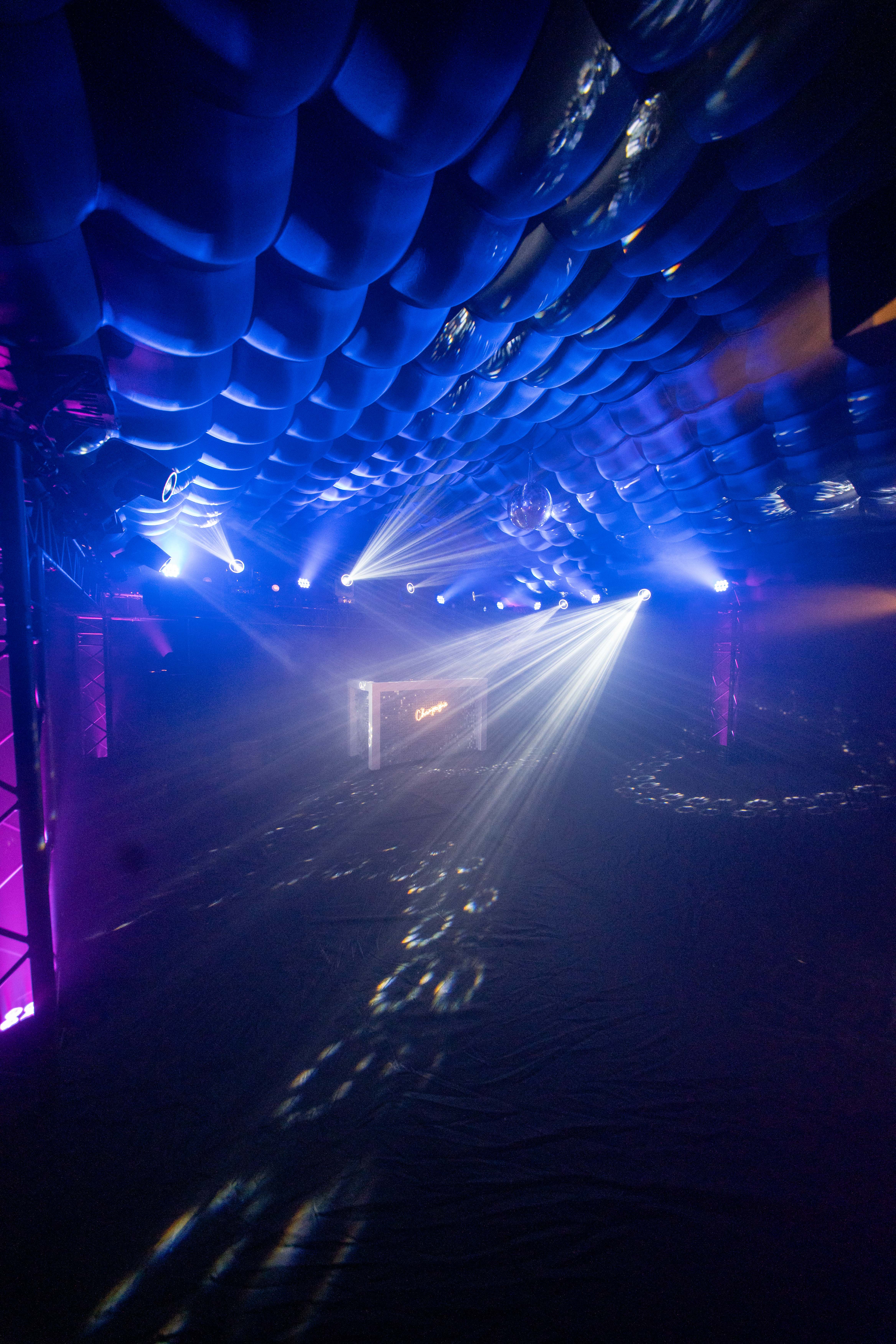 Interieur met lichtbundels en discobal