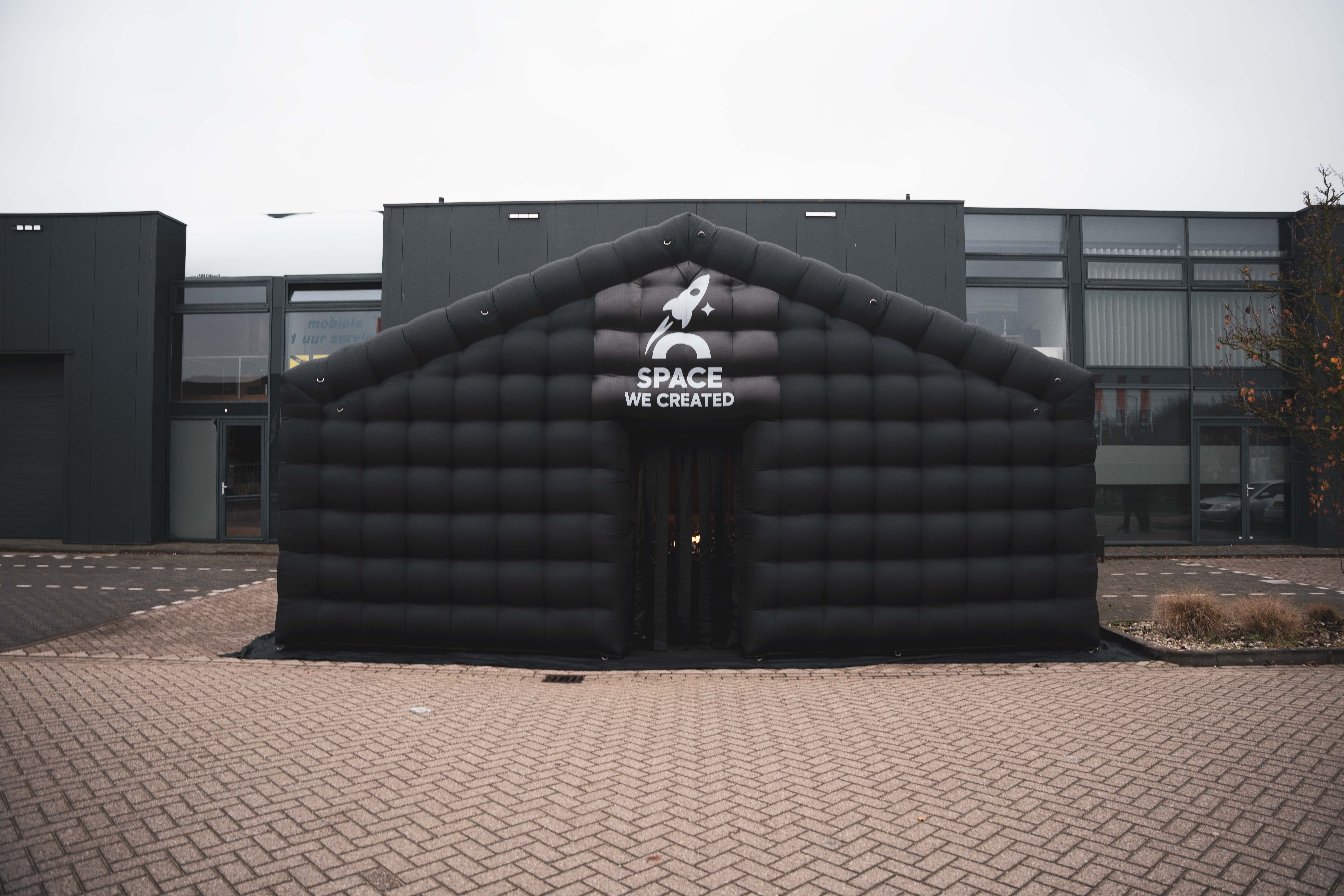 Buitenkant opblaasbare nightclub Space We Created