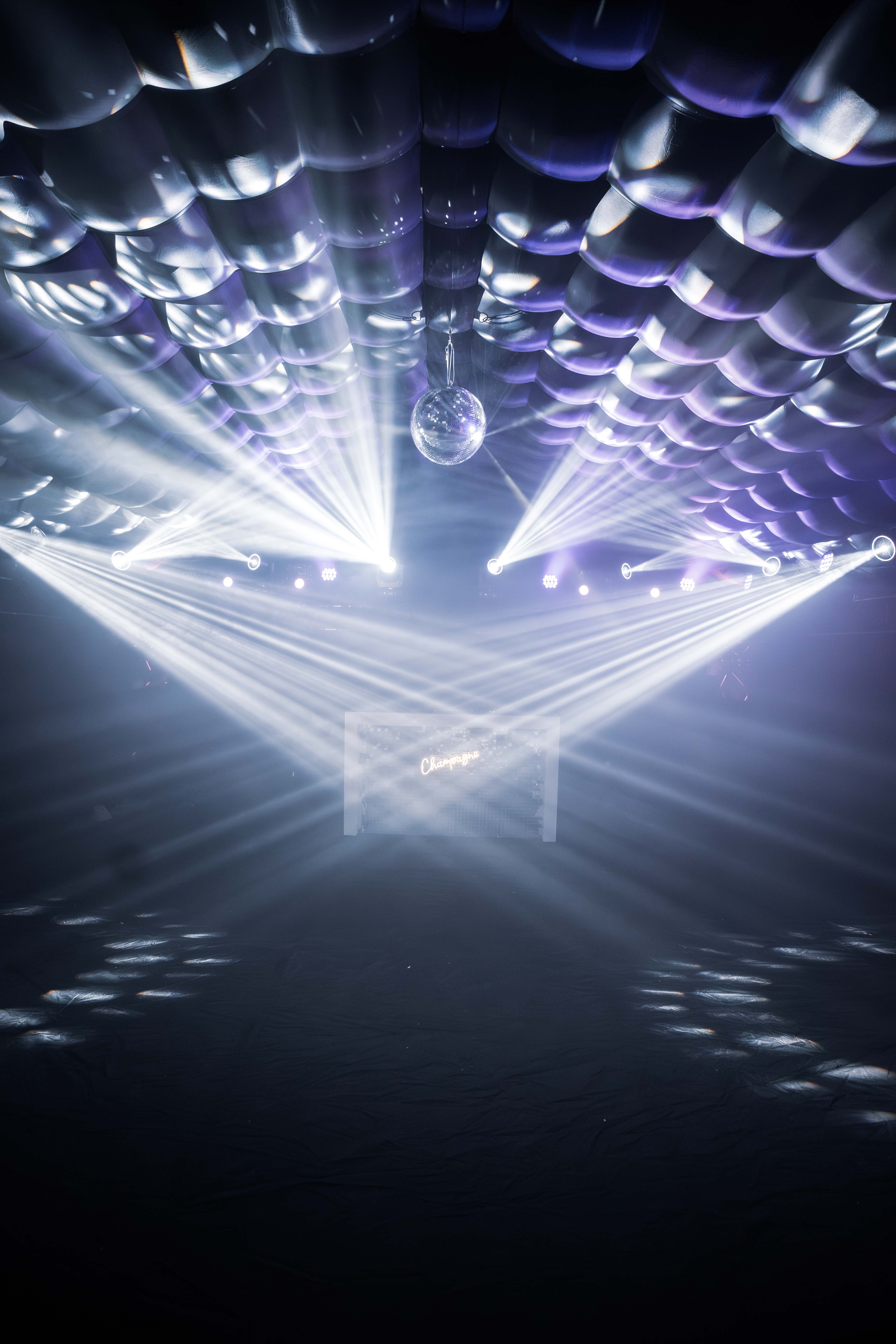 Discobal met witte lichtstralen