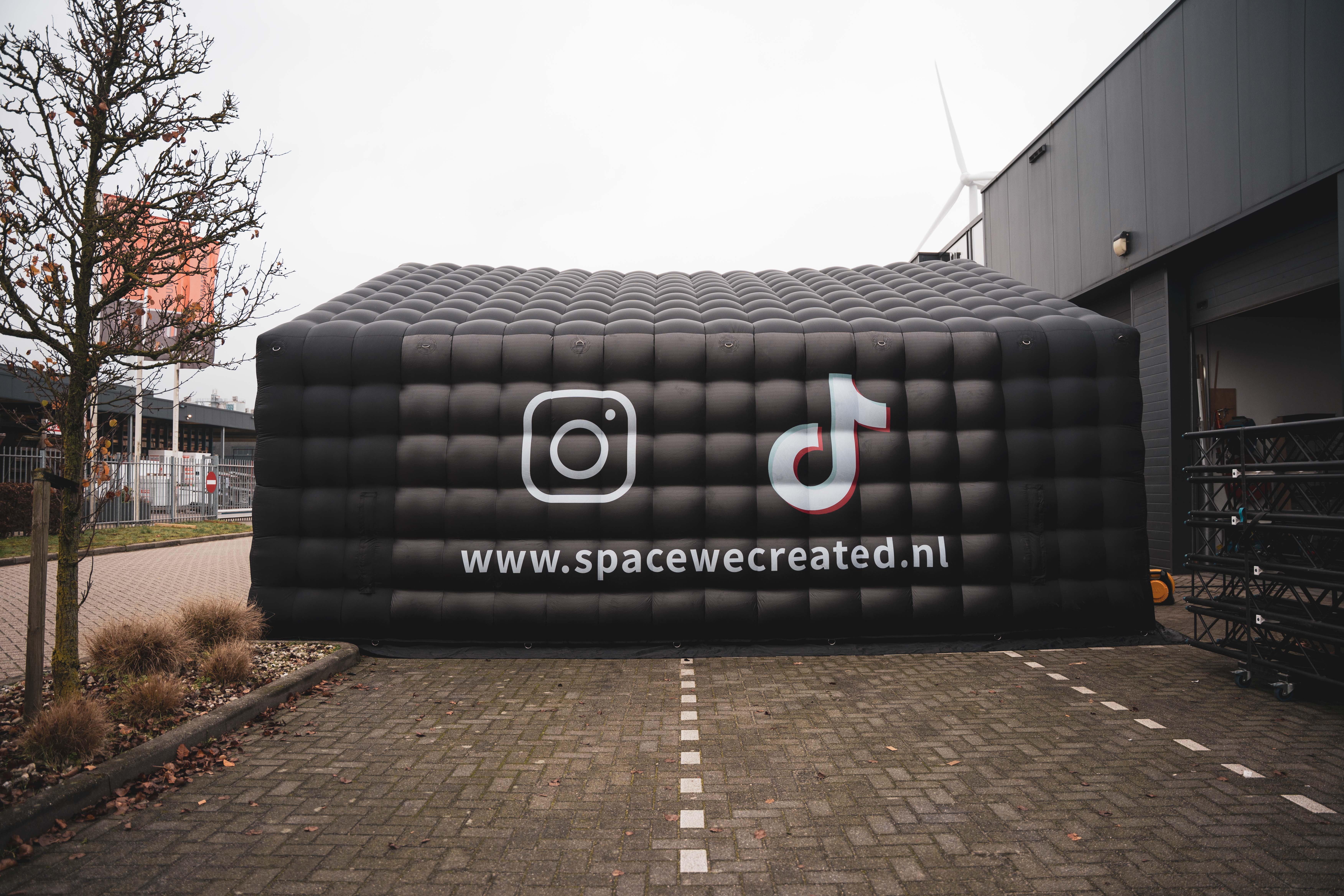 Space We Created tent met Instagram en TikTok logo