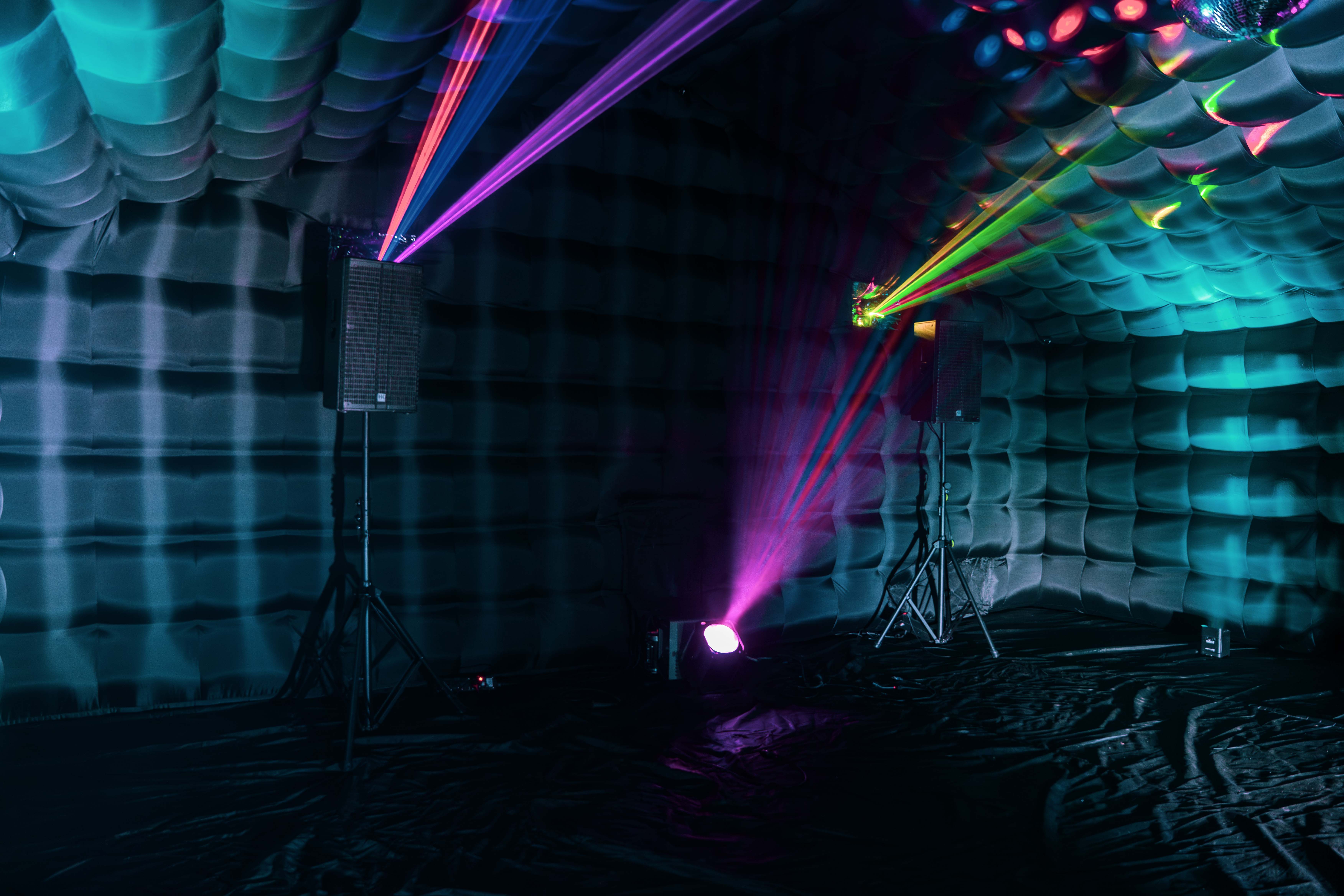 Lasershow binnen in de opblaasbare tent