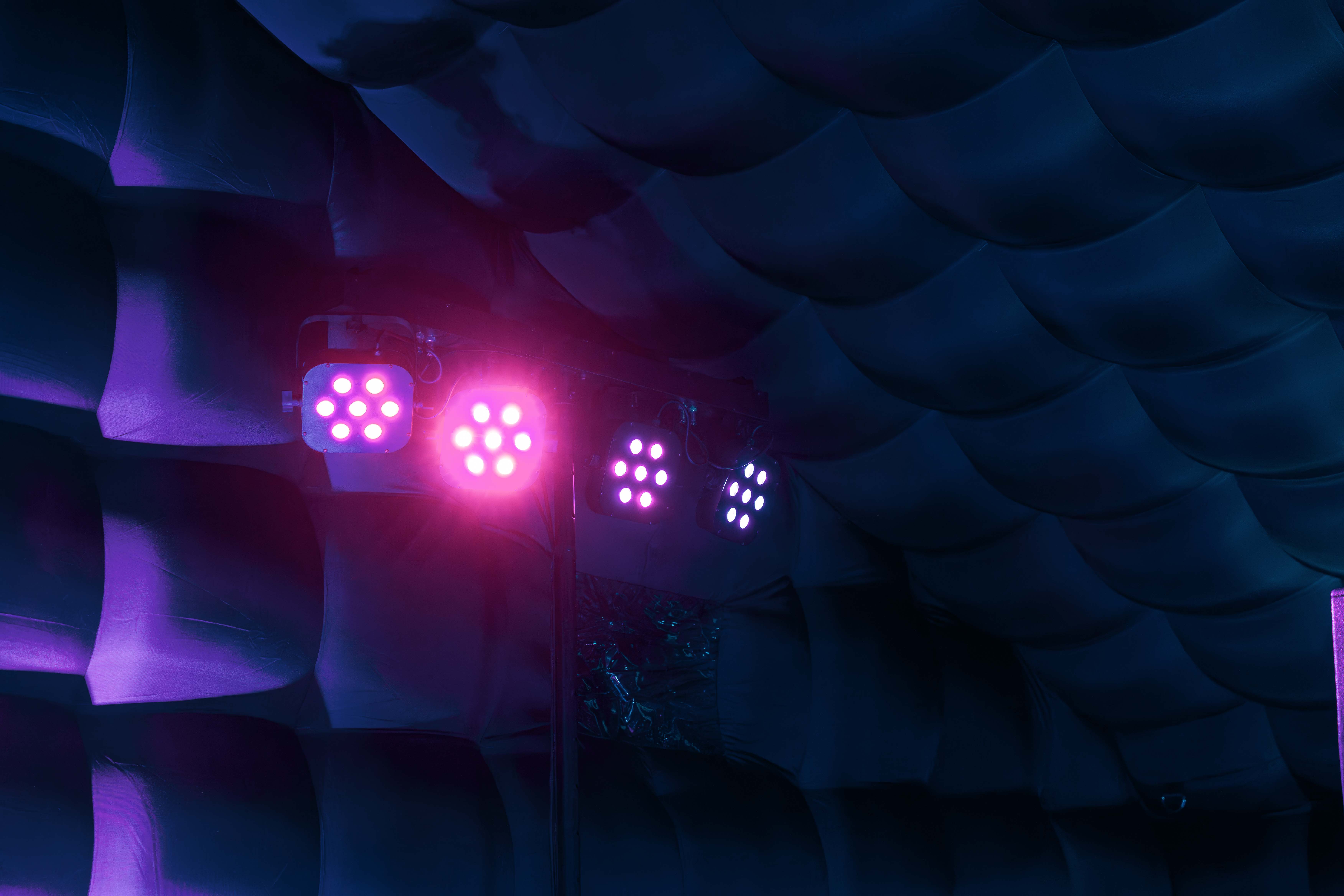 Lichtinstallatie detail met roze en blauwe spots