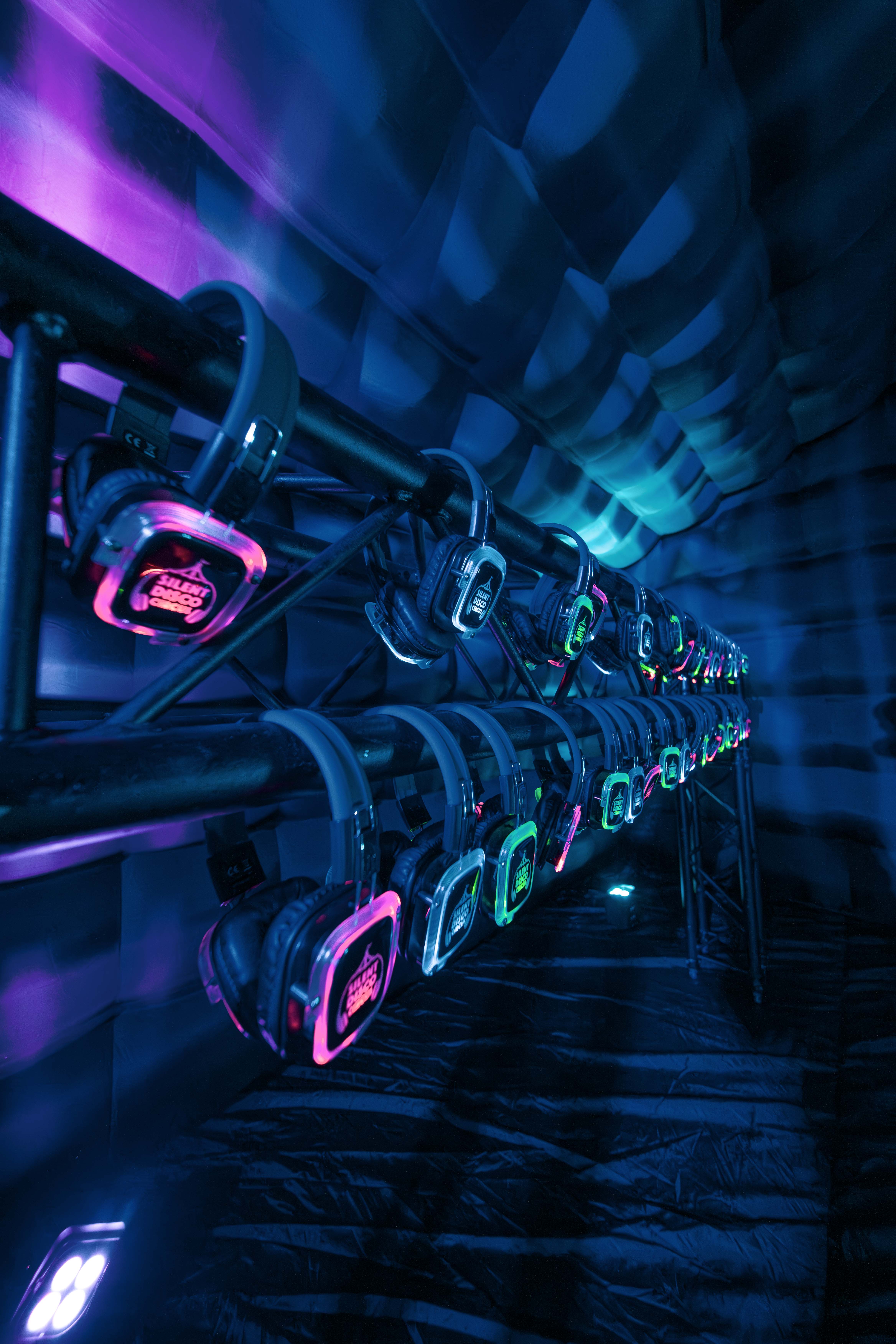 Silent disco koptelefoons in kleurrijk licht