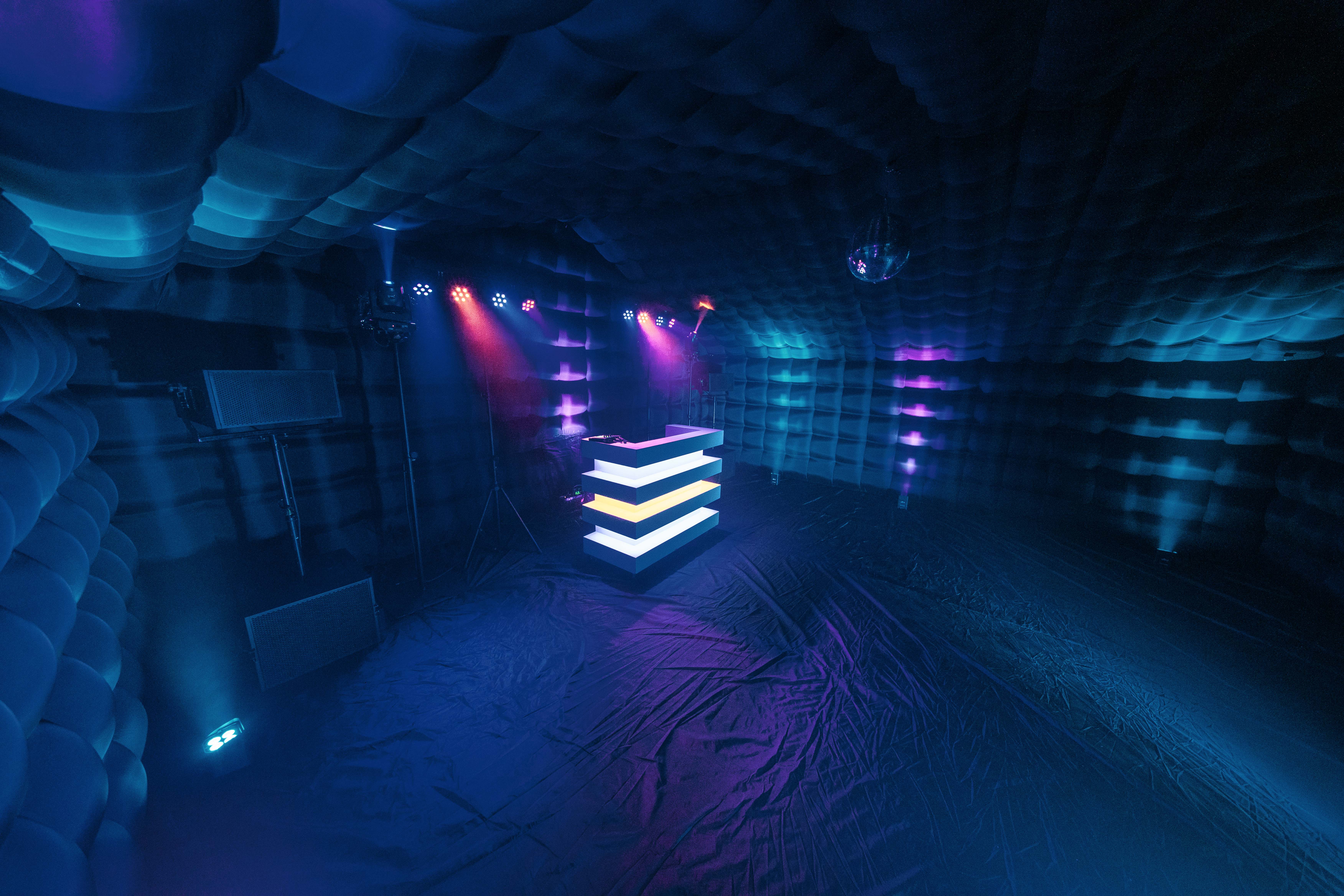 LED DJ-booth in blauw licht