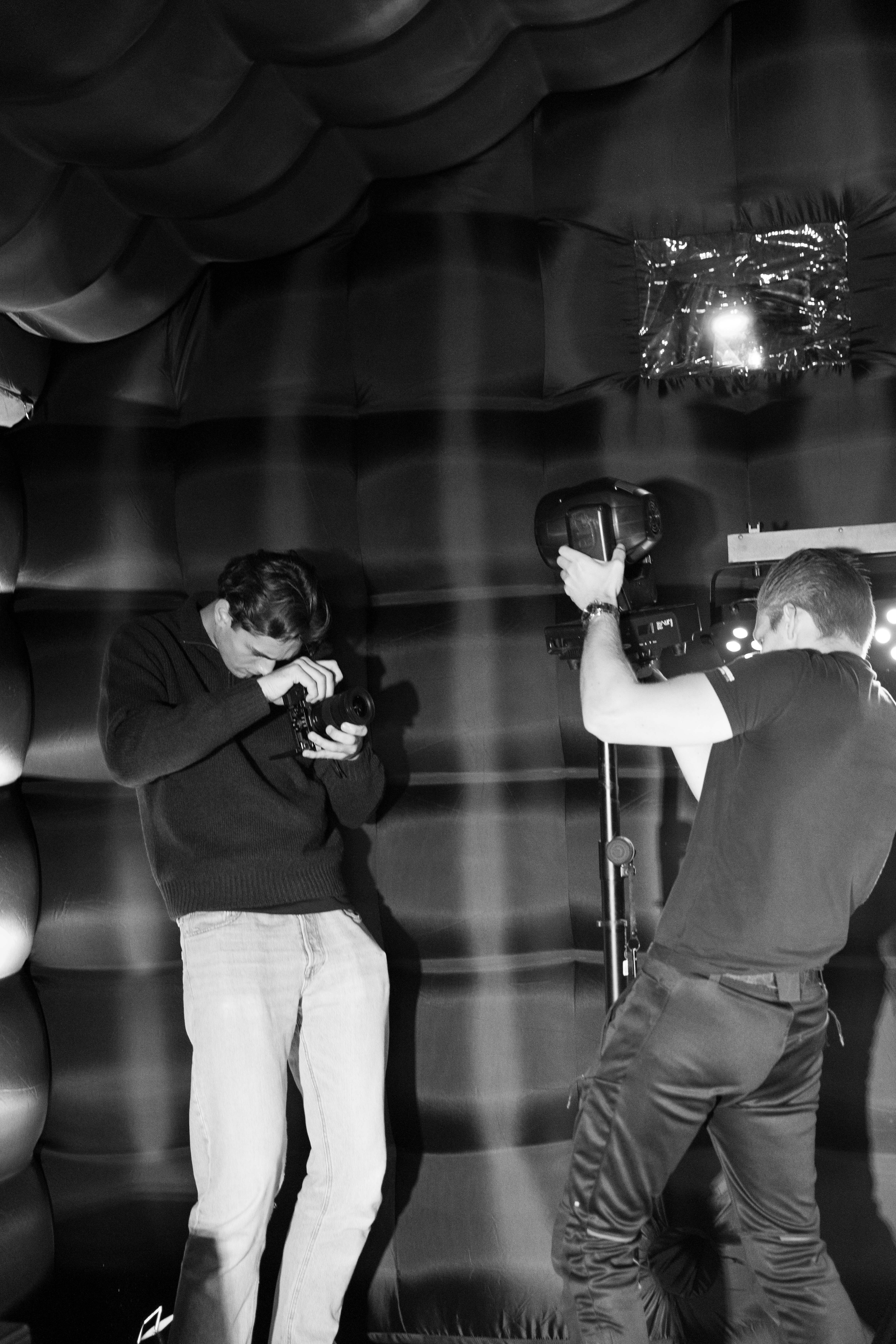 Cameraman filmt in de opblaasbare tent