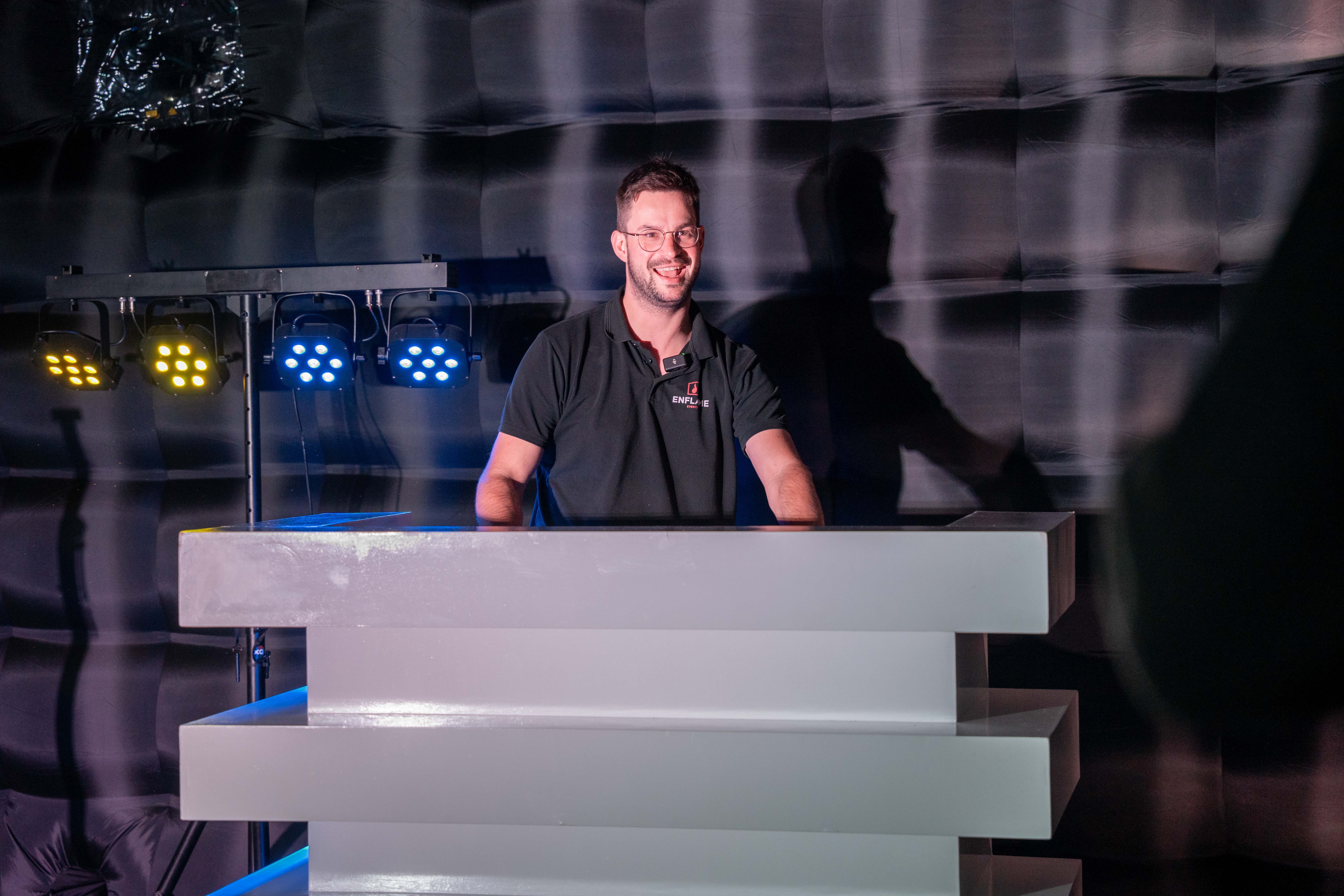 DJ achter de booth tijdens opbouw