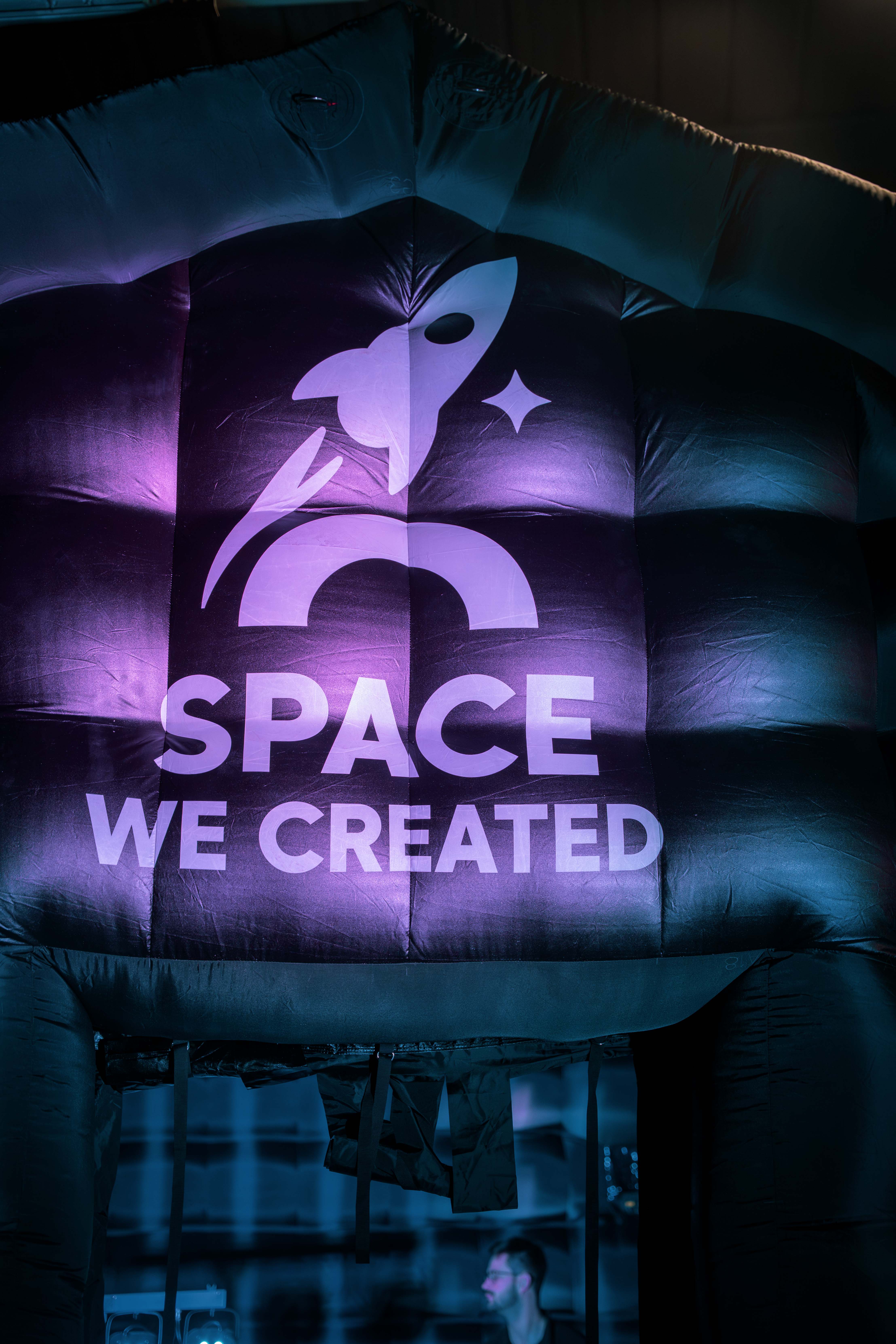 Space We Created logo op opblaasbare tent close-up