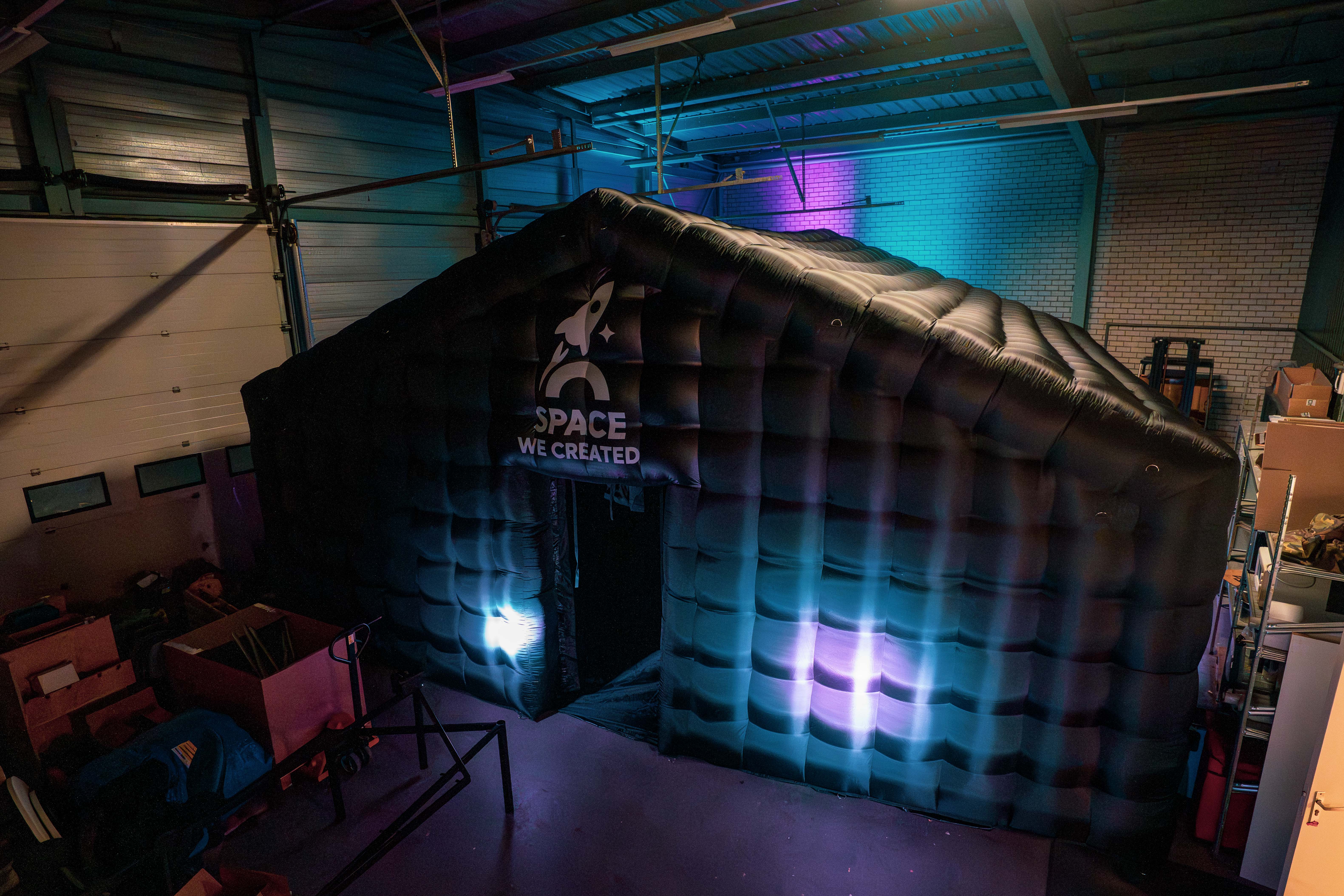 Opblaasbare tent volledig opgezet in loods