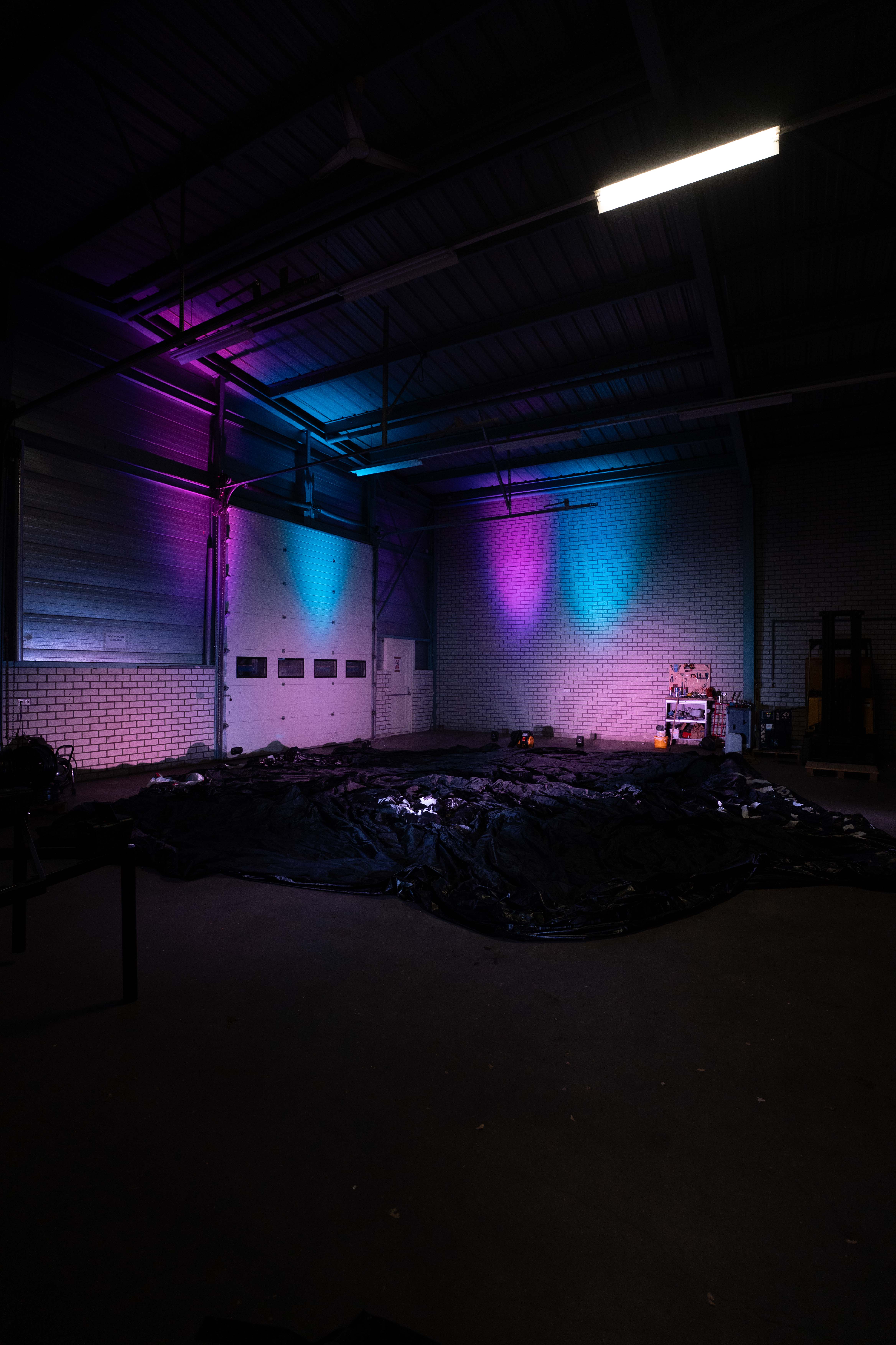 Platte tent uitgevouwen op de vloer van de loods