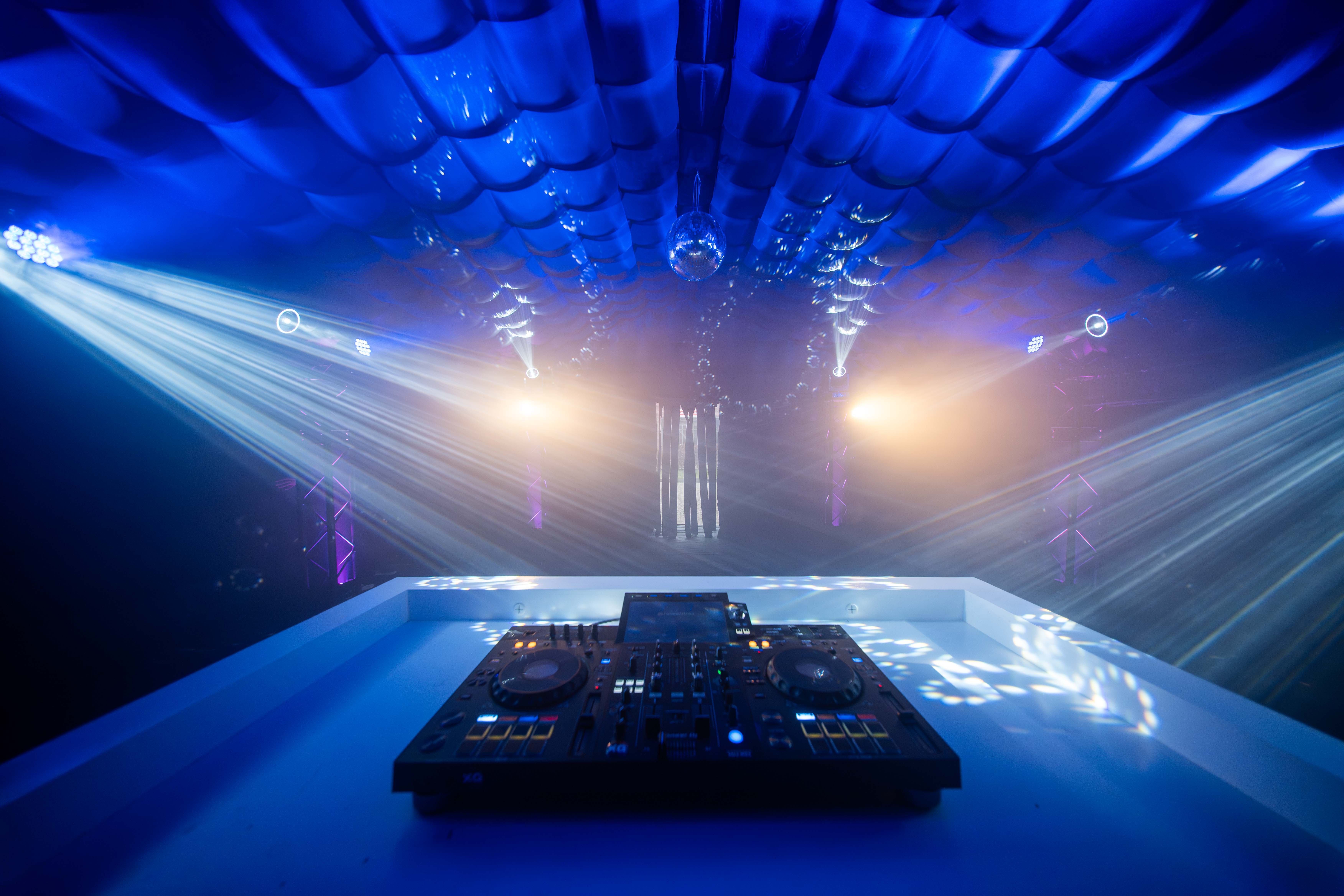 Pioneer DJ controller met blauwe lichtshow