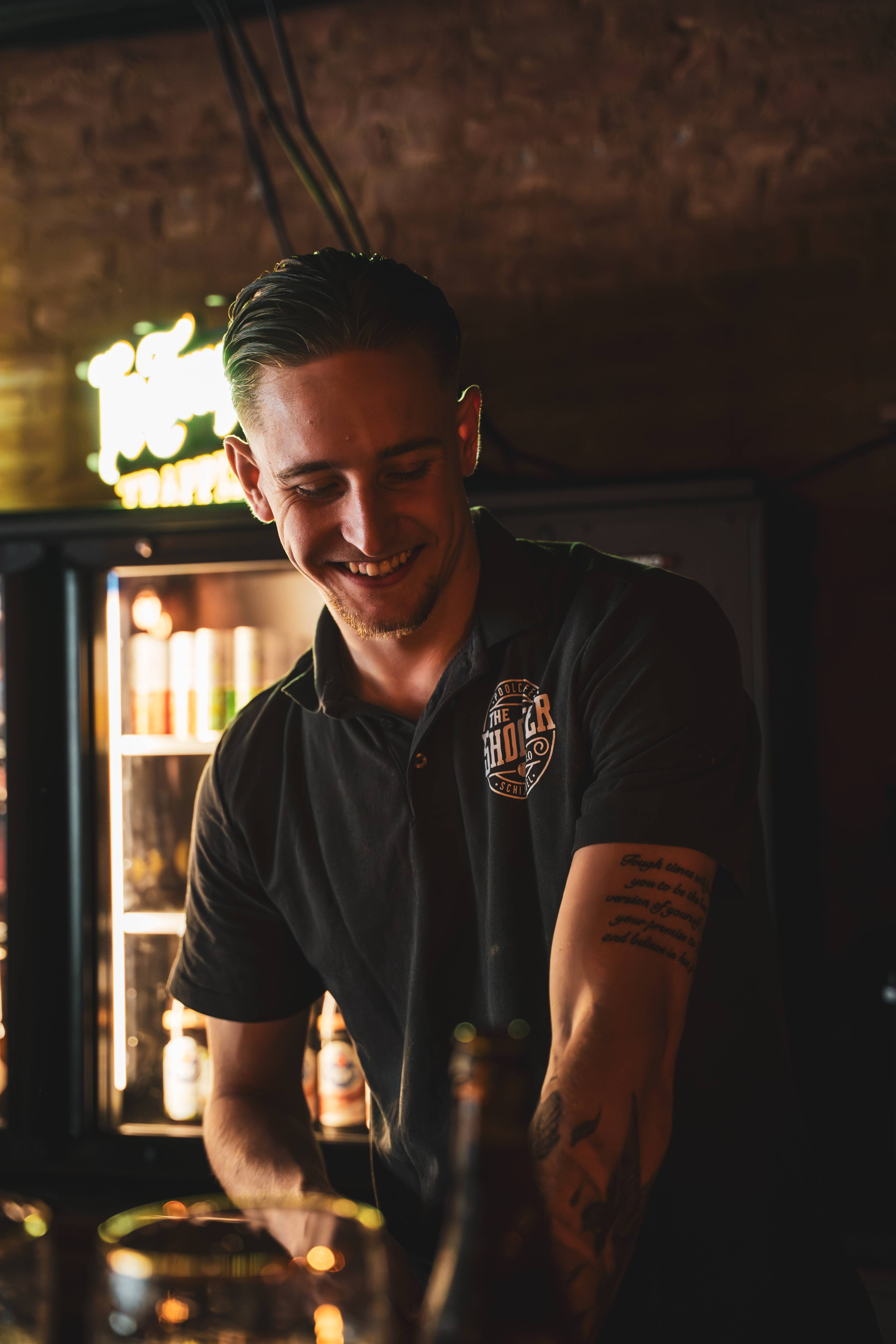 Barman van The Shooter achter de bar