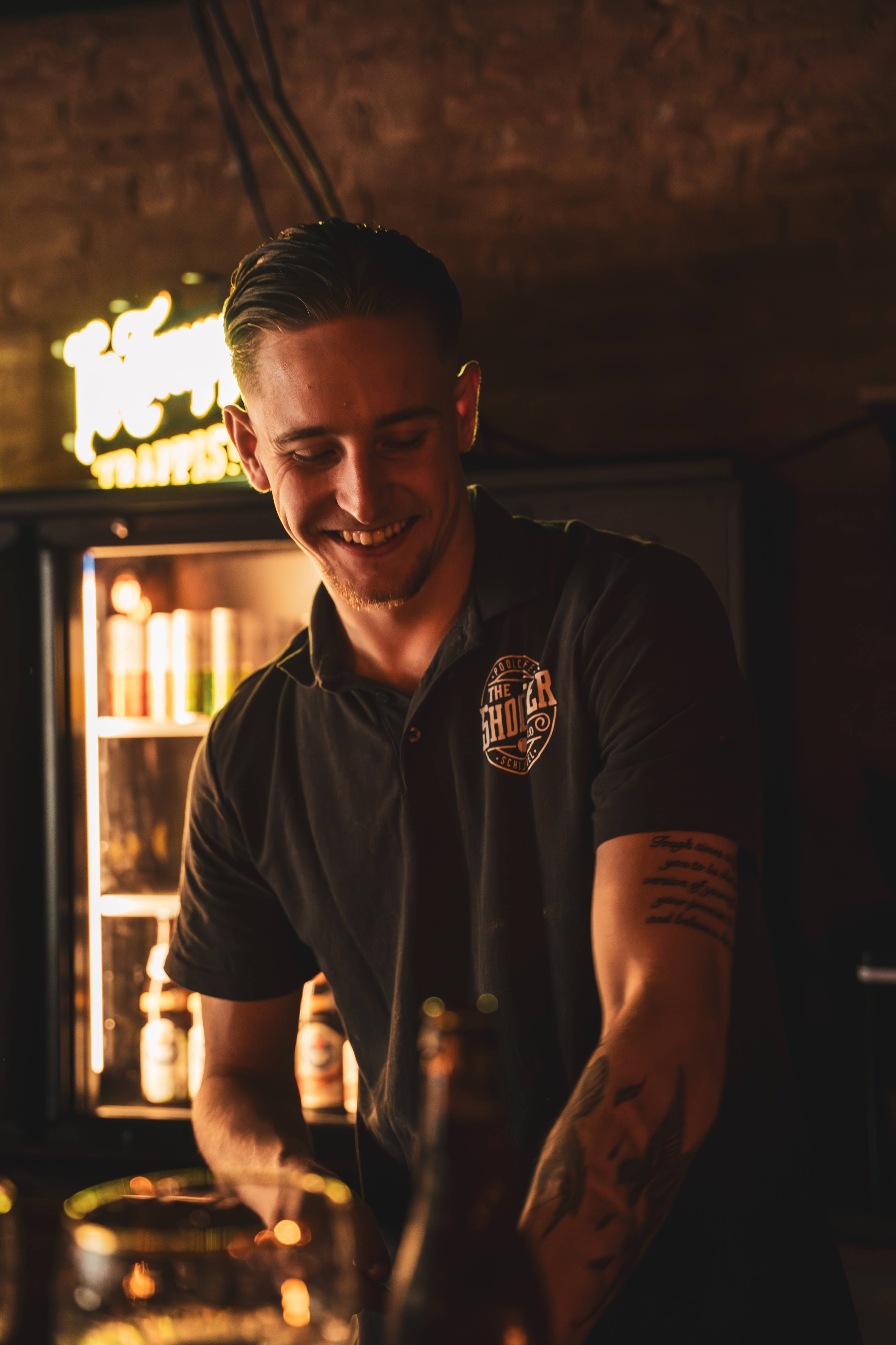 Barman portret met neon verlichting op achtergrond