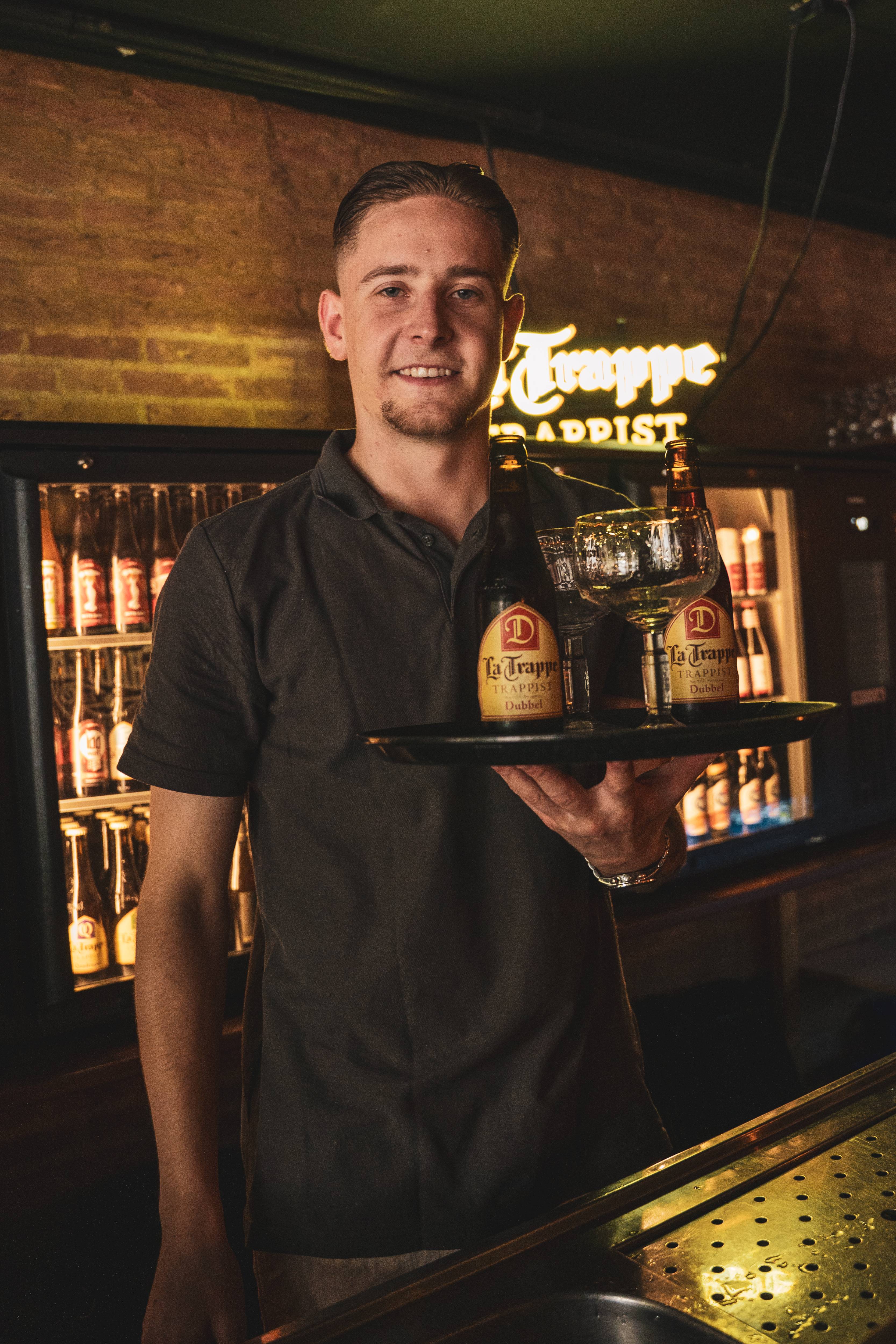 Barman serveert La Trappe bier op dienblad
