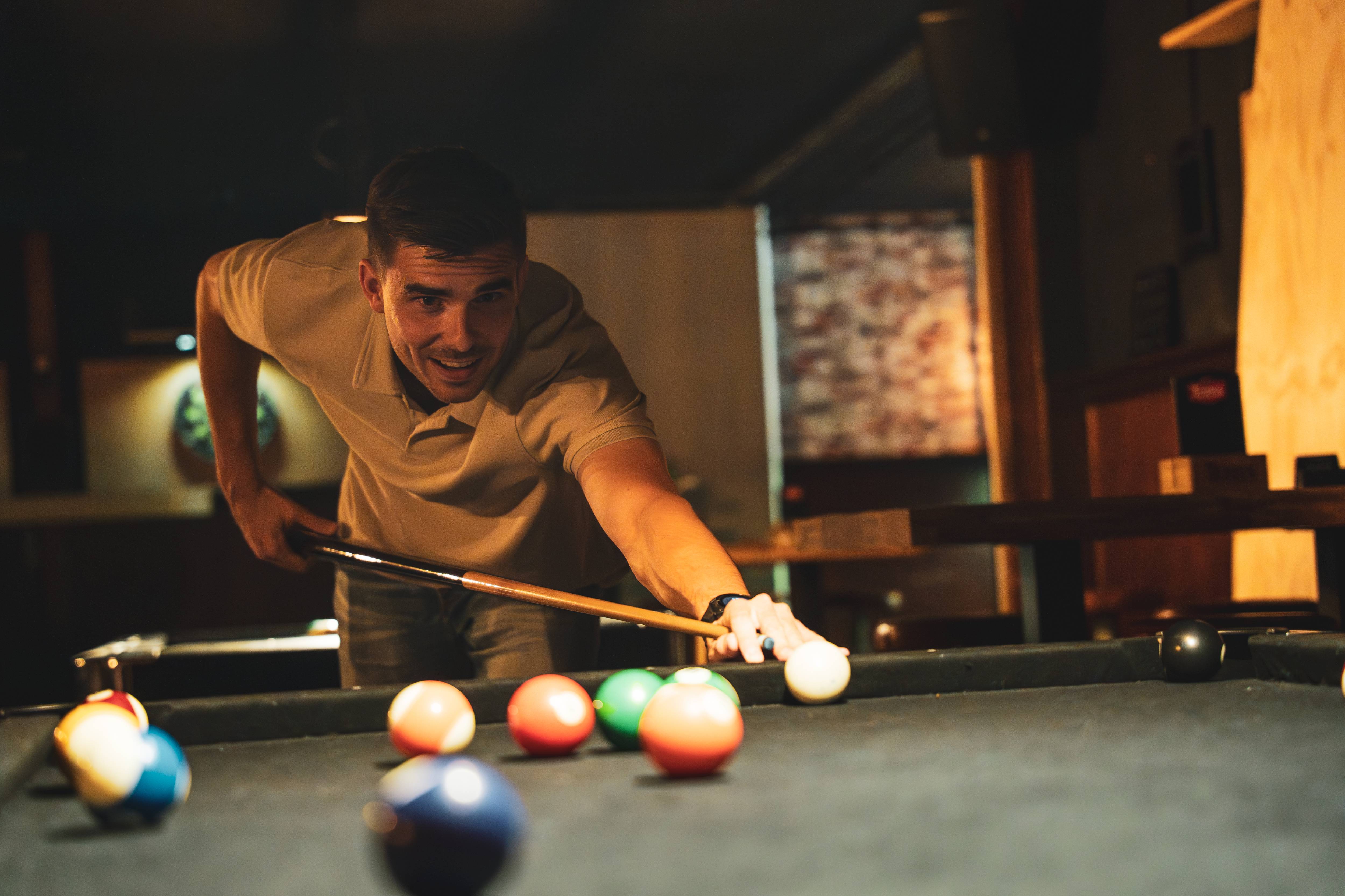 Jonge man speelt pool met energie