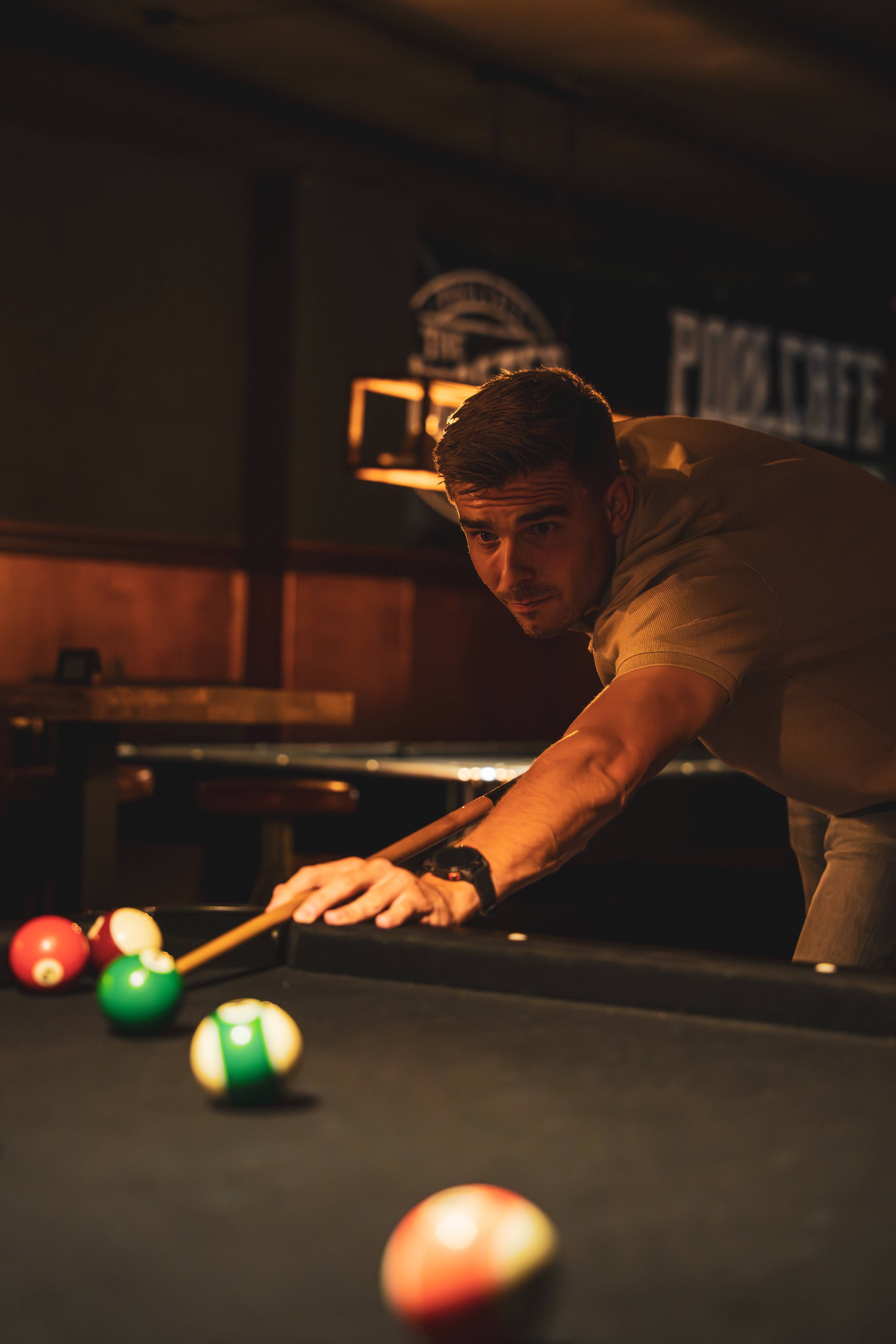 Close-up poolspeler geconcentreerd op zijn stoot