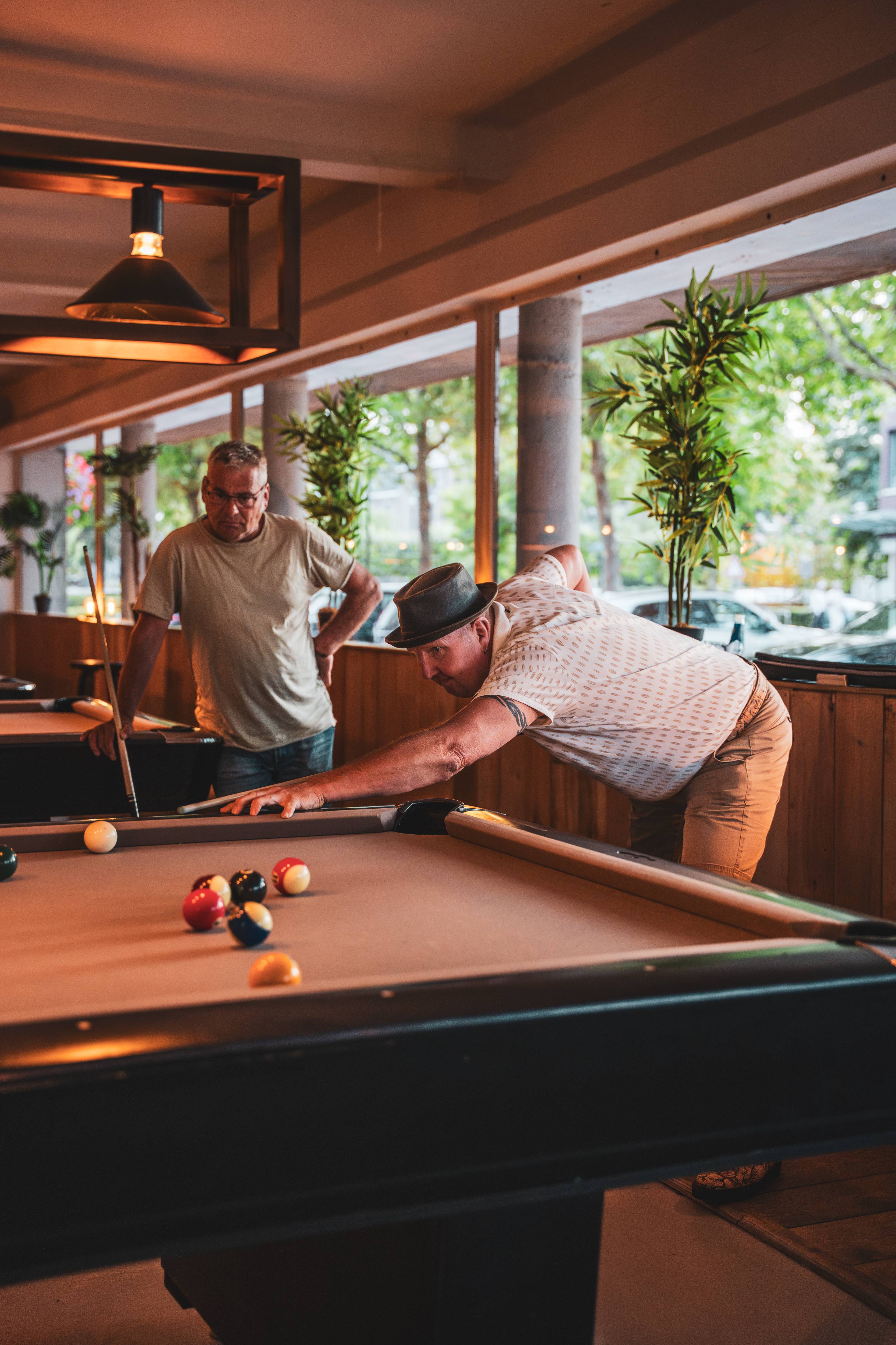 The Shooter logo op de ruit met sfeervolle bokeh