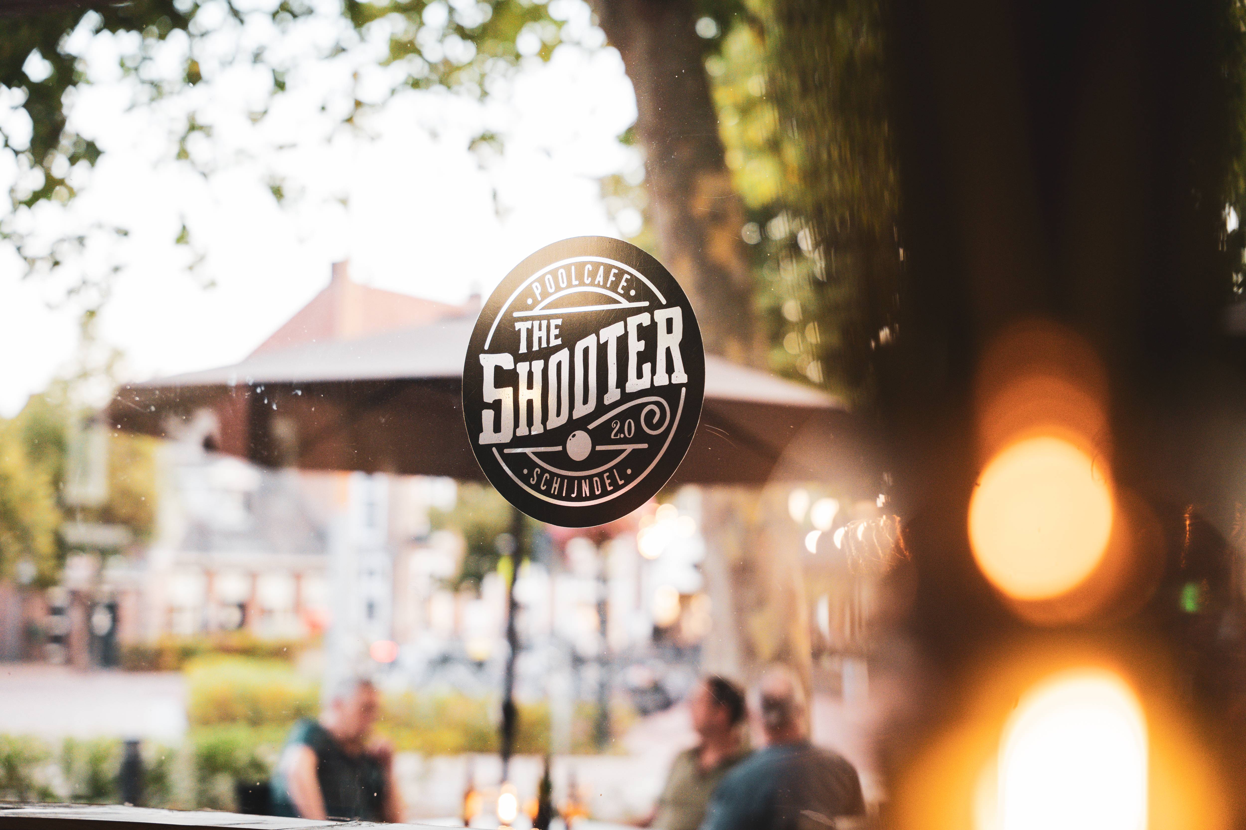 Twee mannen spelen pool in sfeervol verlichte ruimte