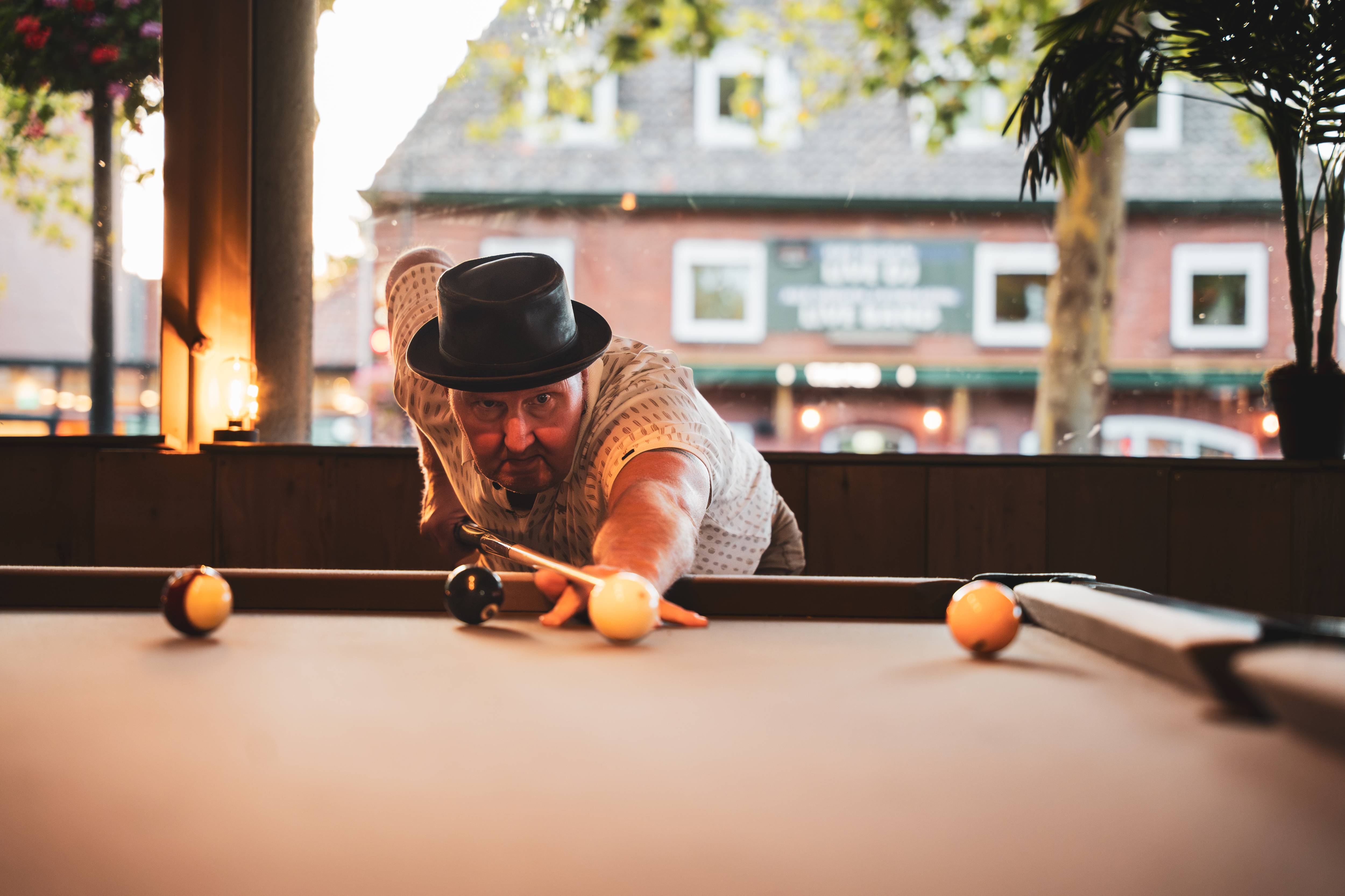 Close-up poolspeler geconcentreerd op zijn stoot