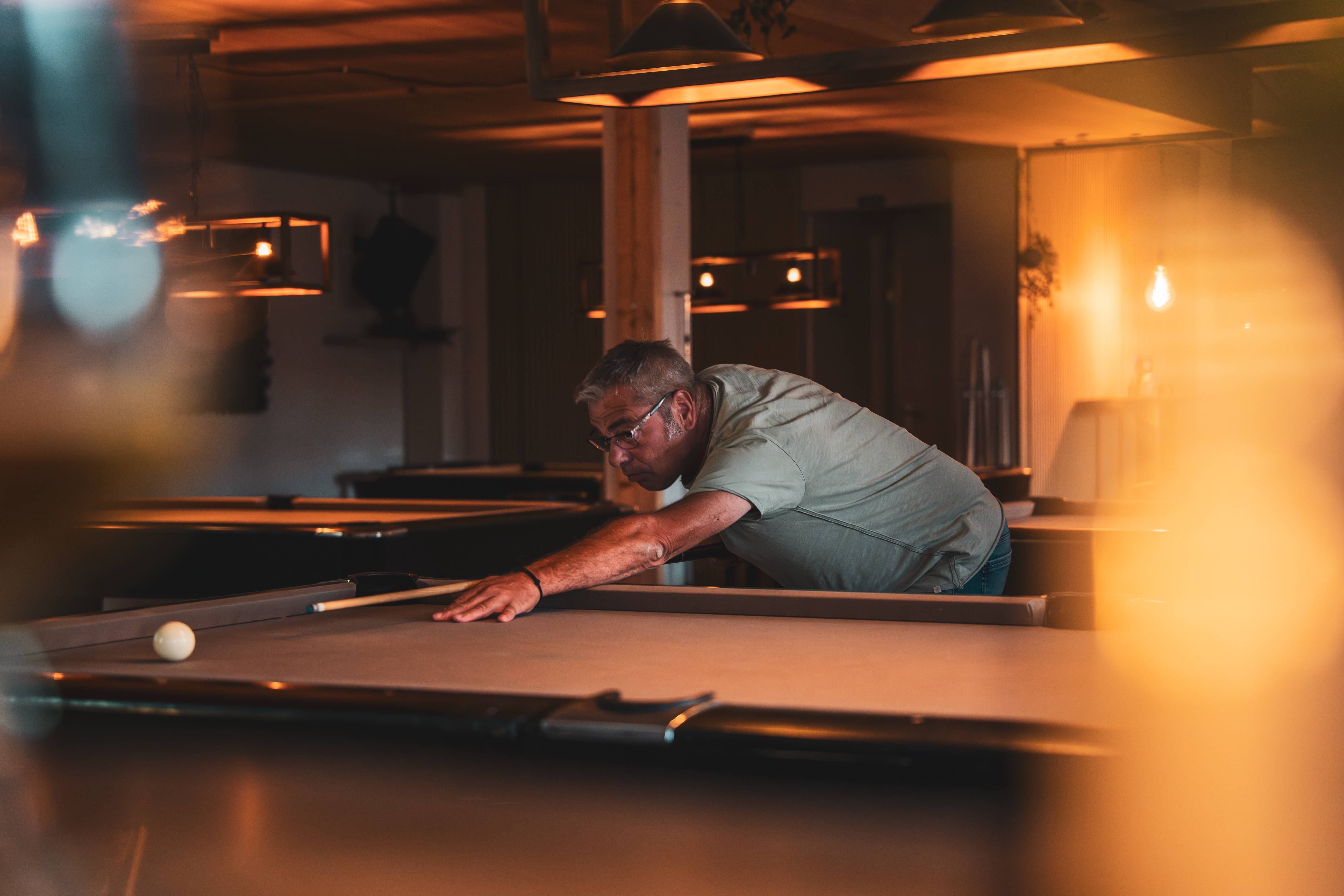 Poolspeler door warm licht gefotografeerd