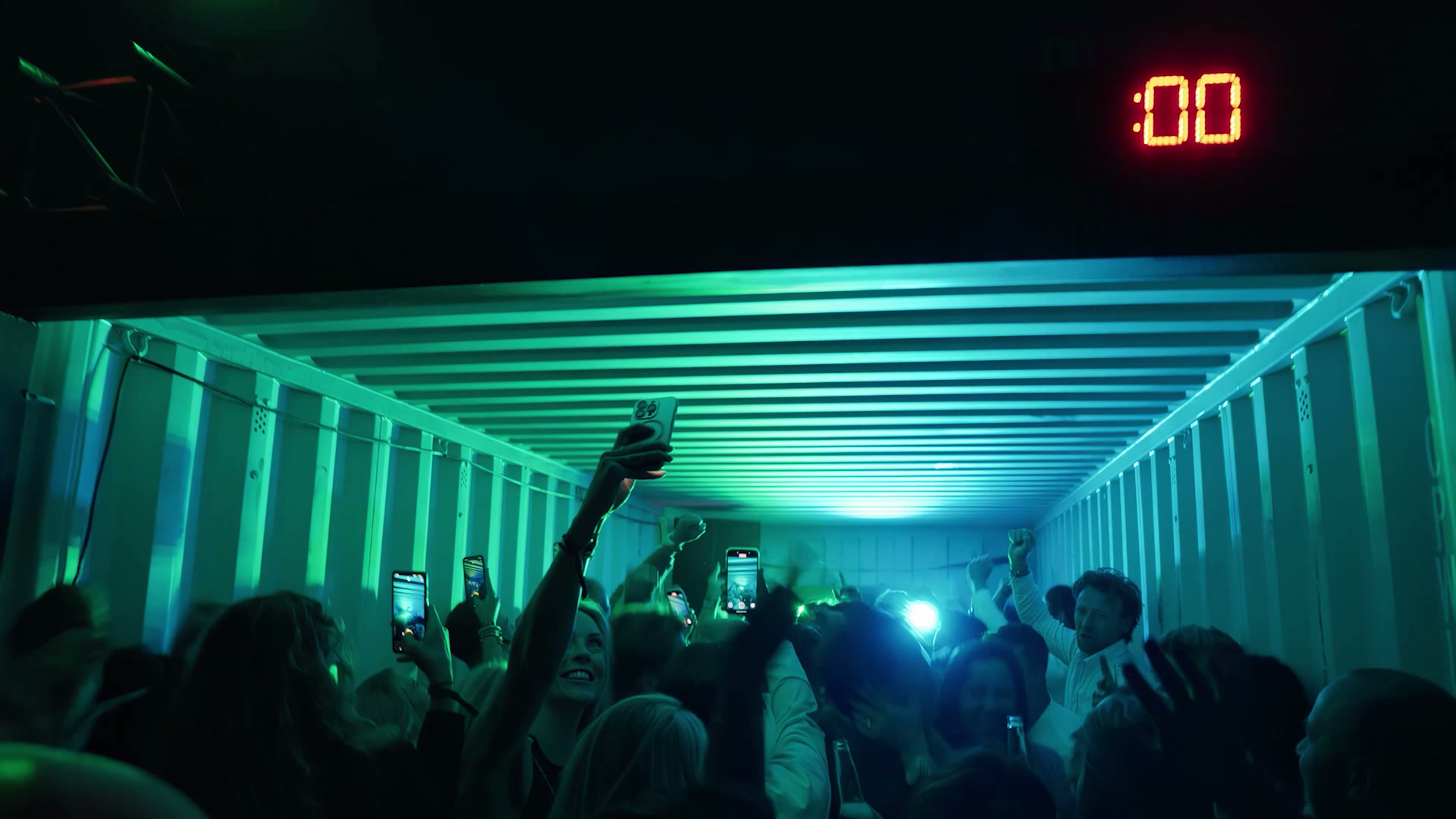 Feest in de container met publiek