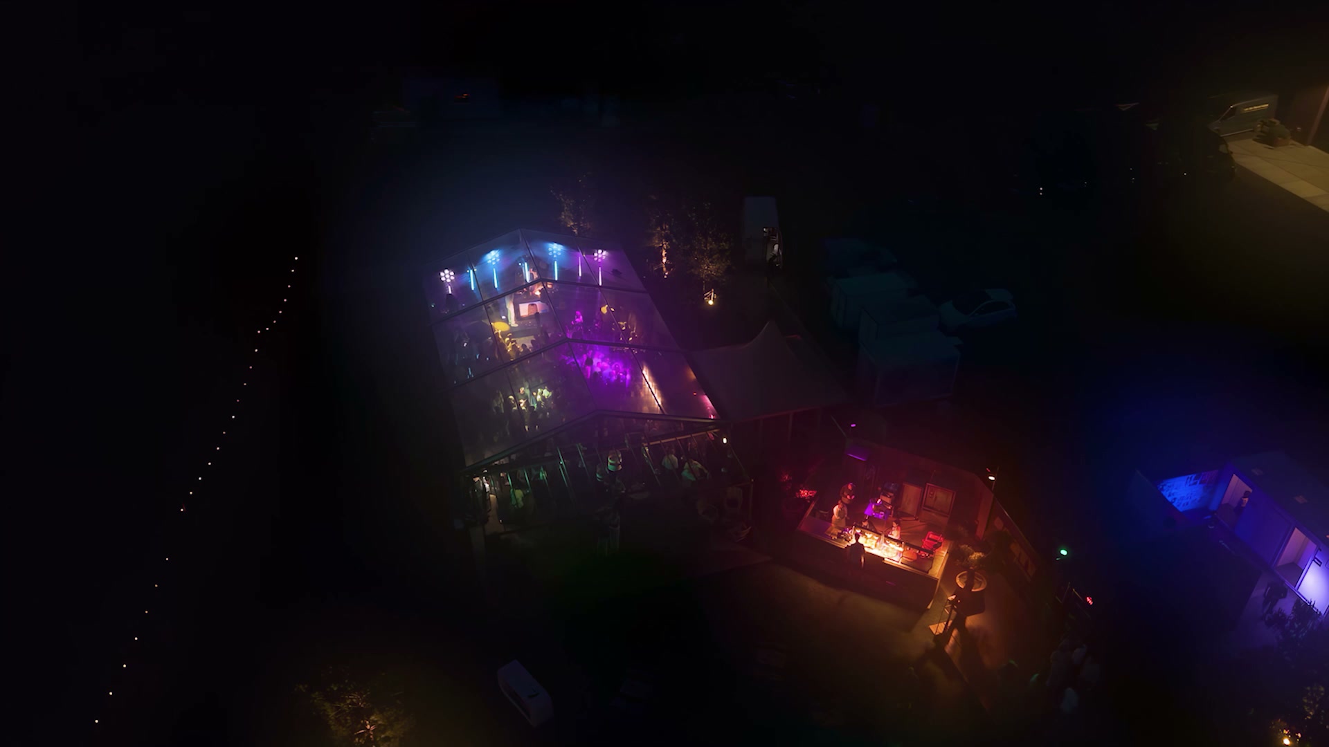 Nachtelijke sfeer met verlichting in de kas