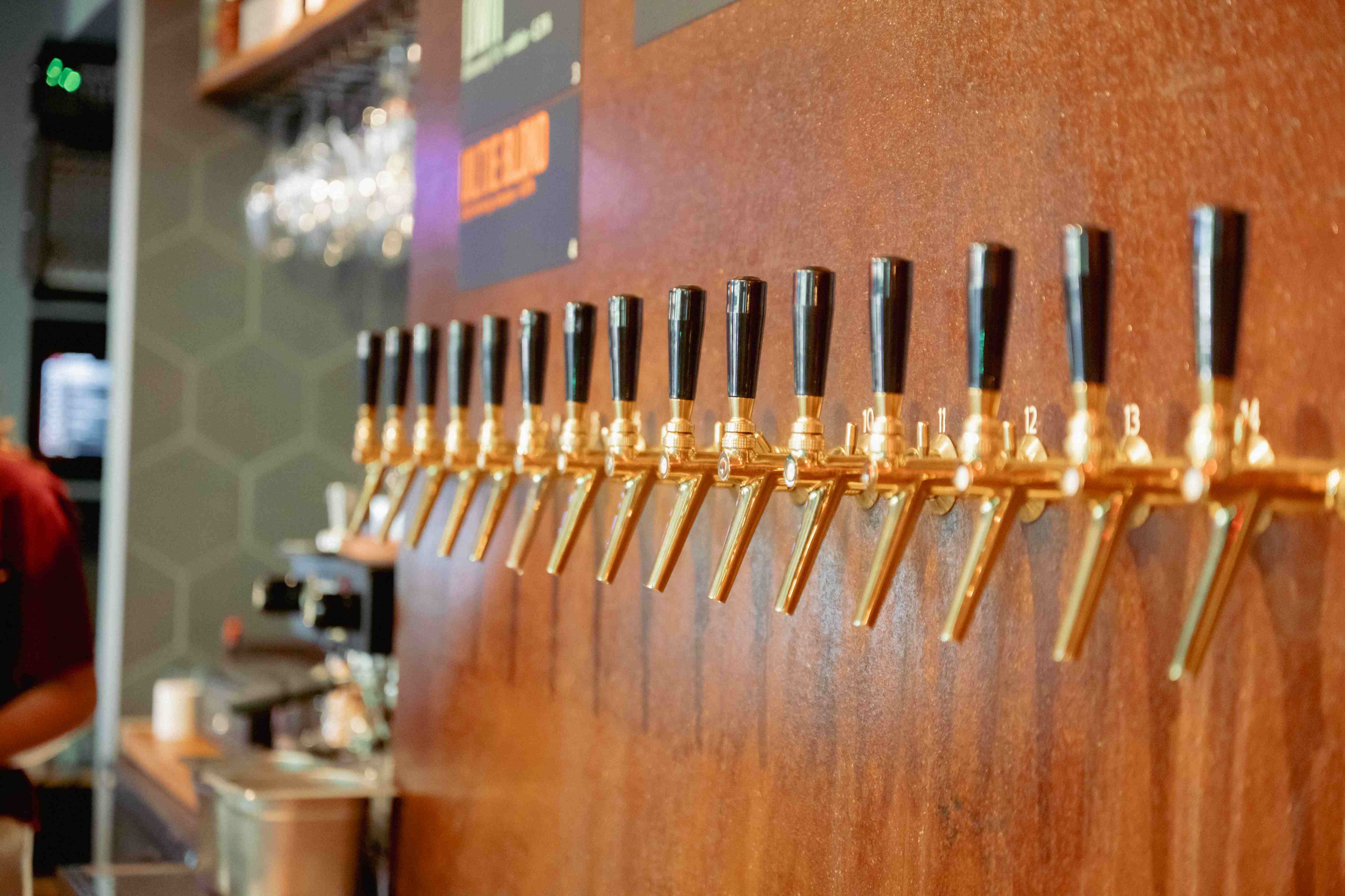 Rij koperen tappunten aan de muur