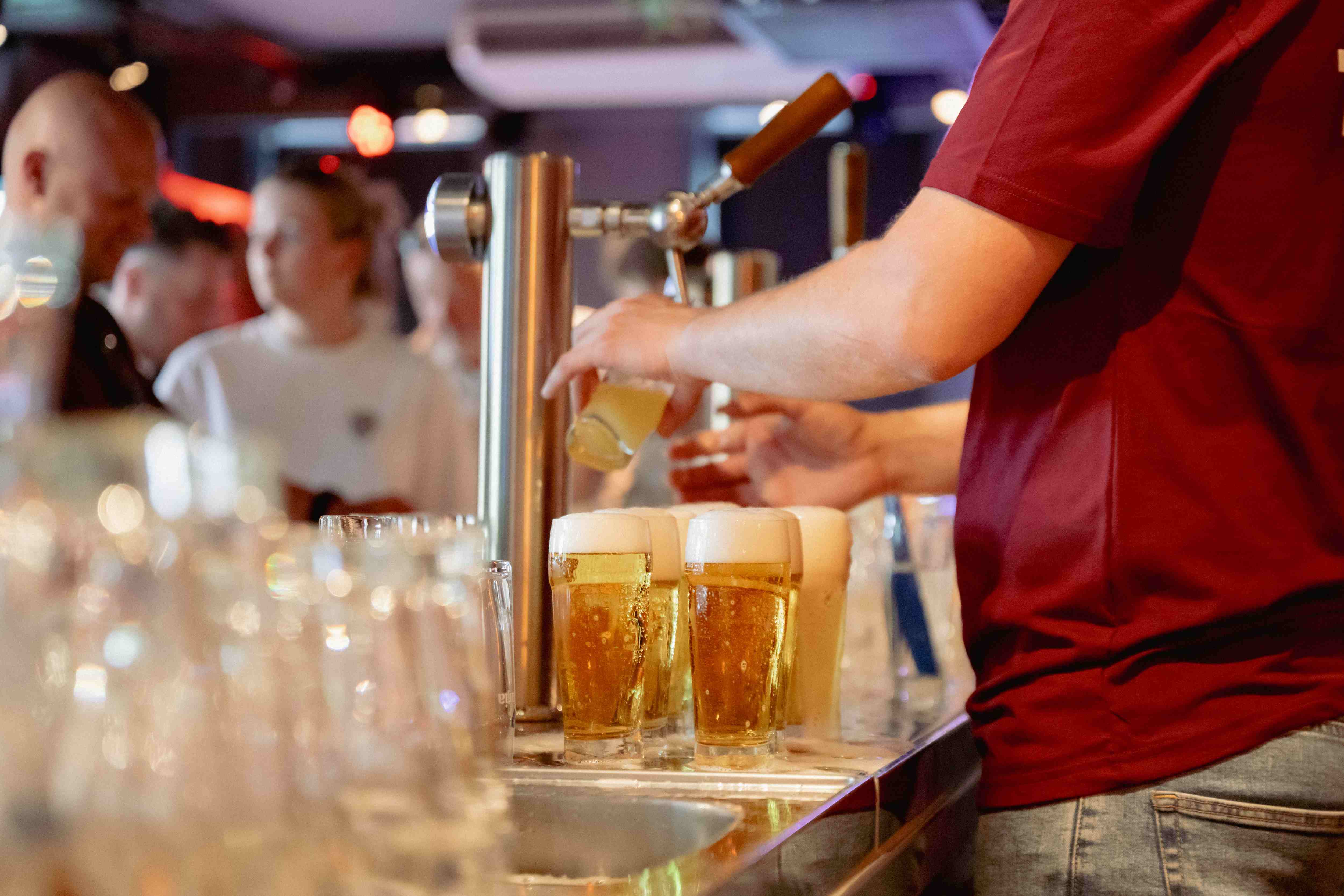 Barman tapt vers bier voor gasten