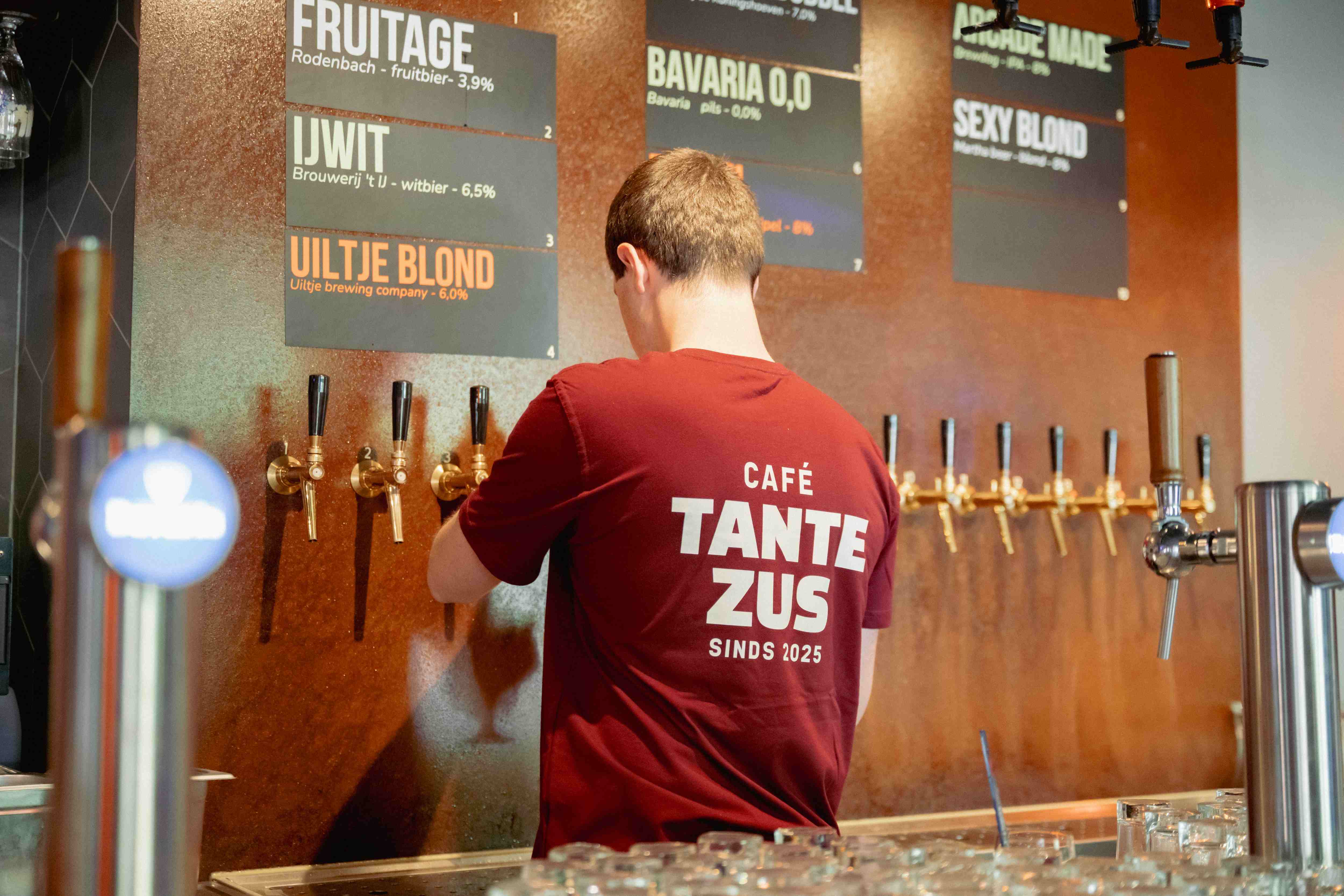 Barman met Tante Zus shirt bij de tappunten